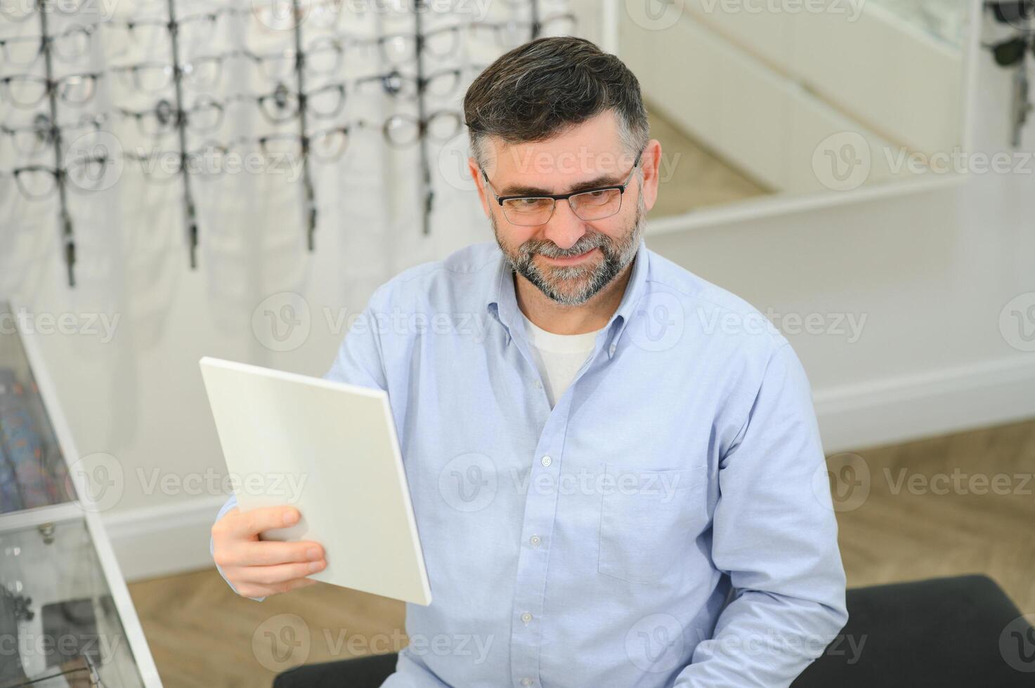 senior male client to choose a spectacles photo