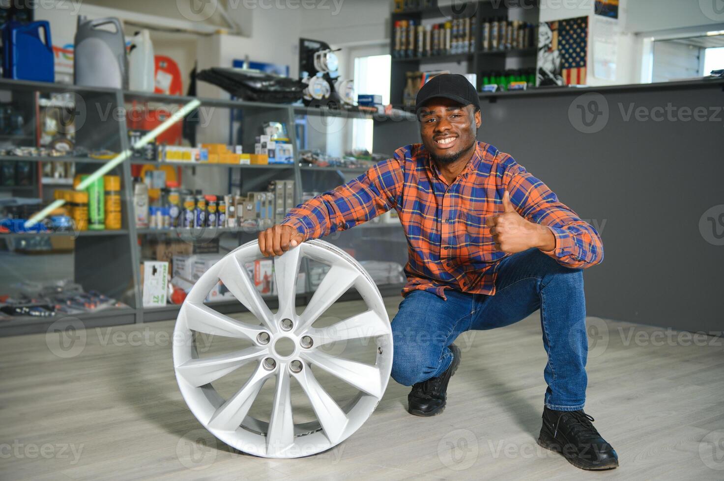 joven africano americano hombre en auto partes Tienda foto