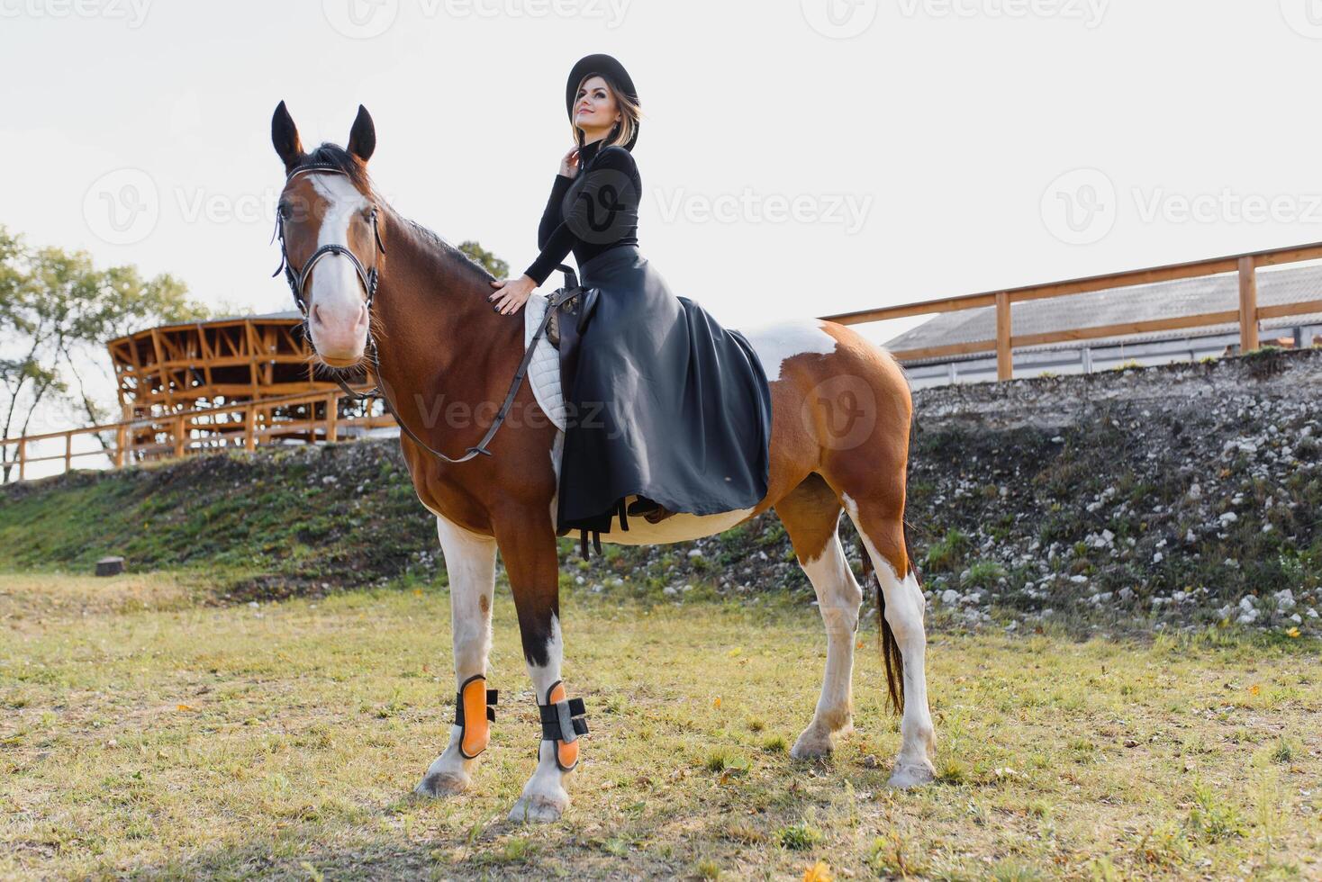 de moda retrato de un hermosa joven mujer y caballo foto