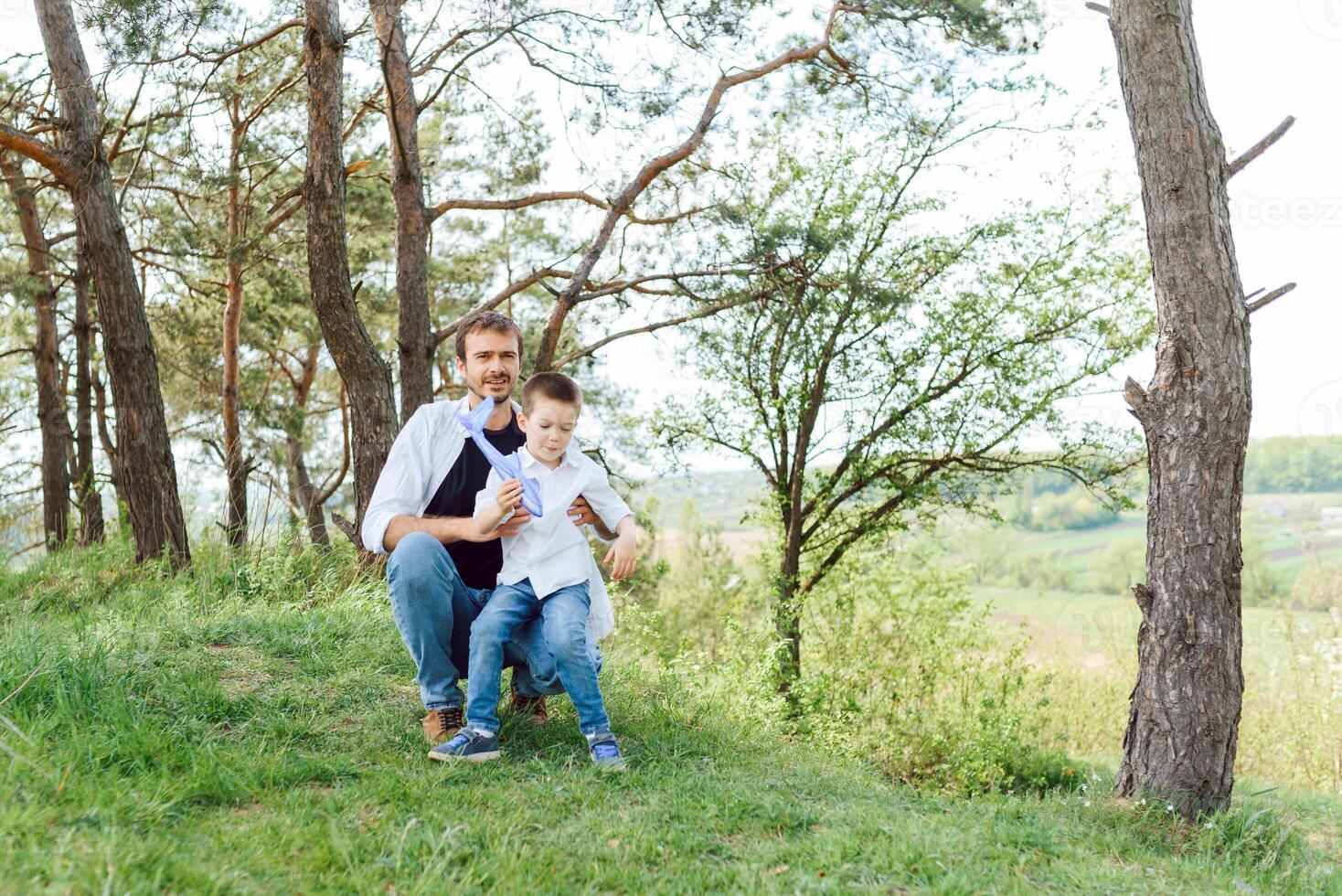 padre y hijo tener divertido juntos en naturaleza. padre y hijo jugando. personas teniendo divertido al aire libre. concepto de simpático familia. foto