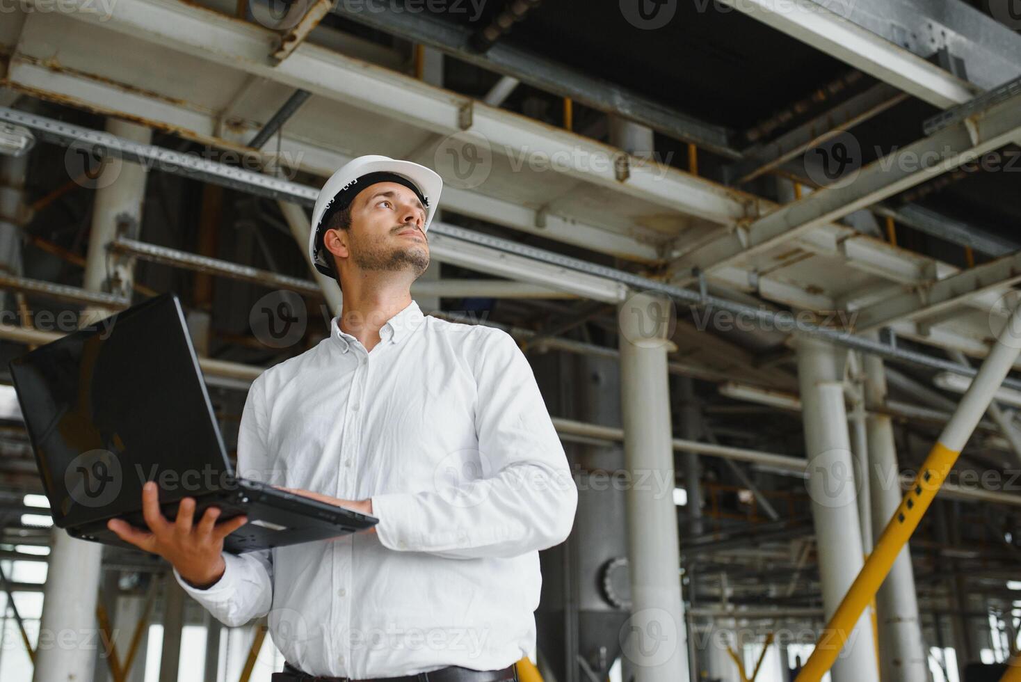 fábrica gerente en inspección de fabricación. hombre en industrial ambiente foto