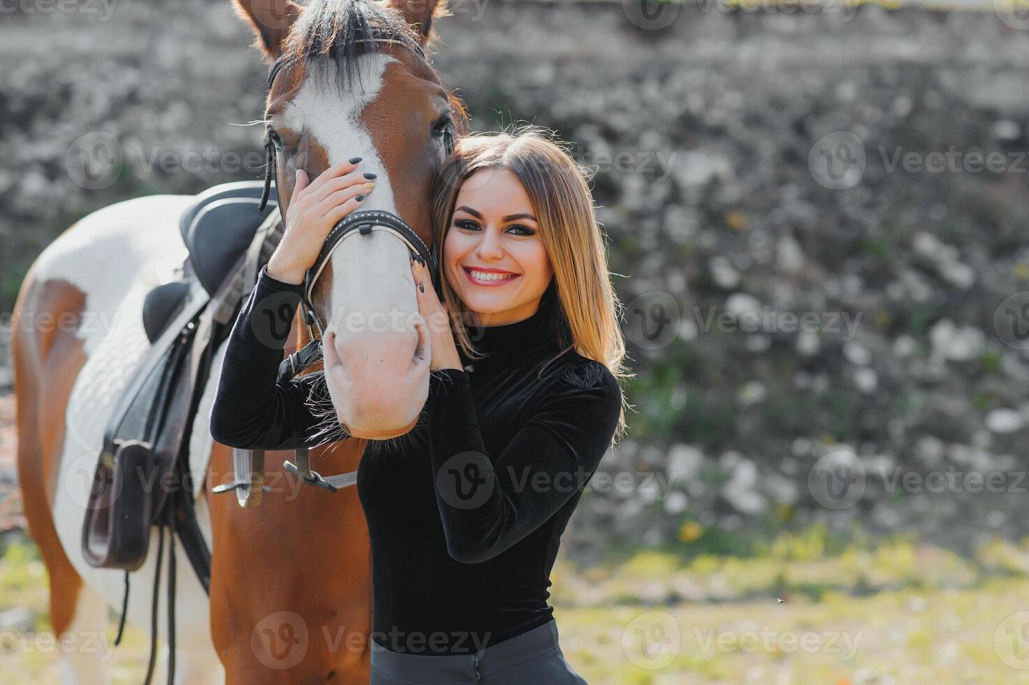 de moda retrato de un hermosa joven mujer y caballo foto