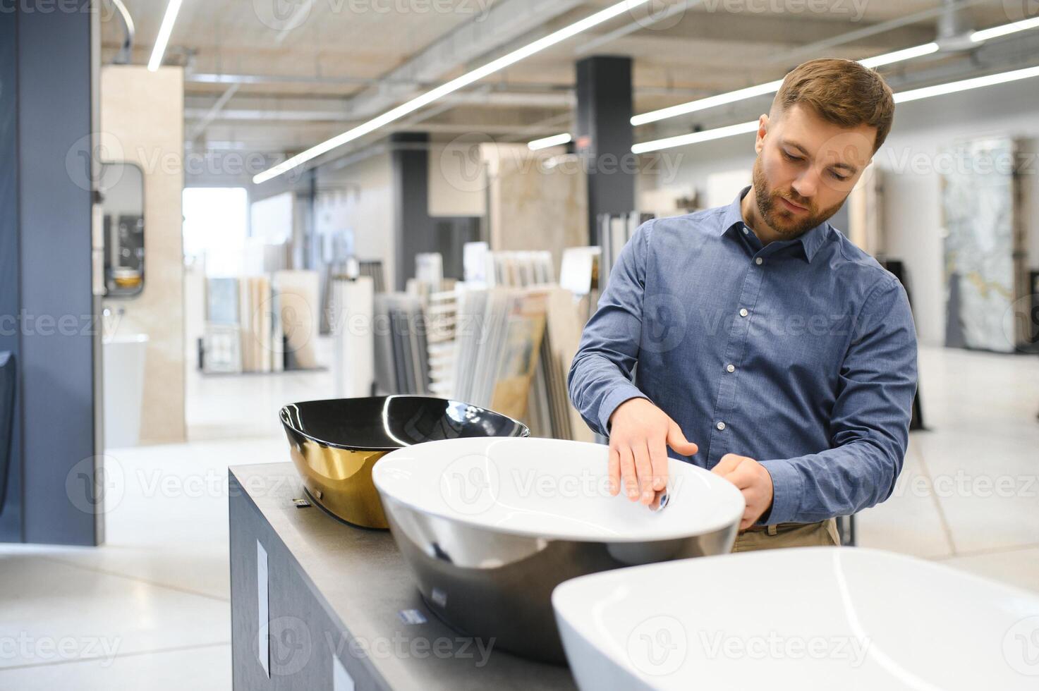 hombre elegir baño lavabo y utensilios para su hogar foto