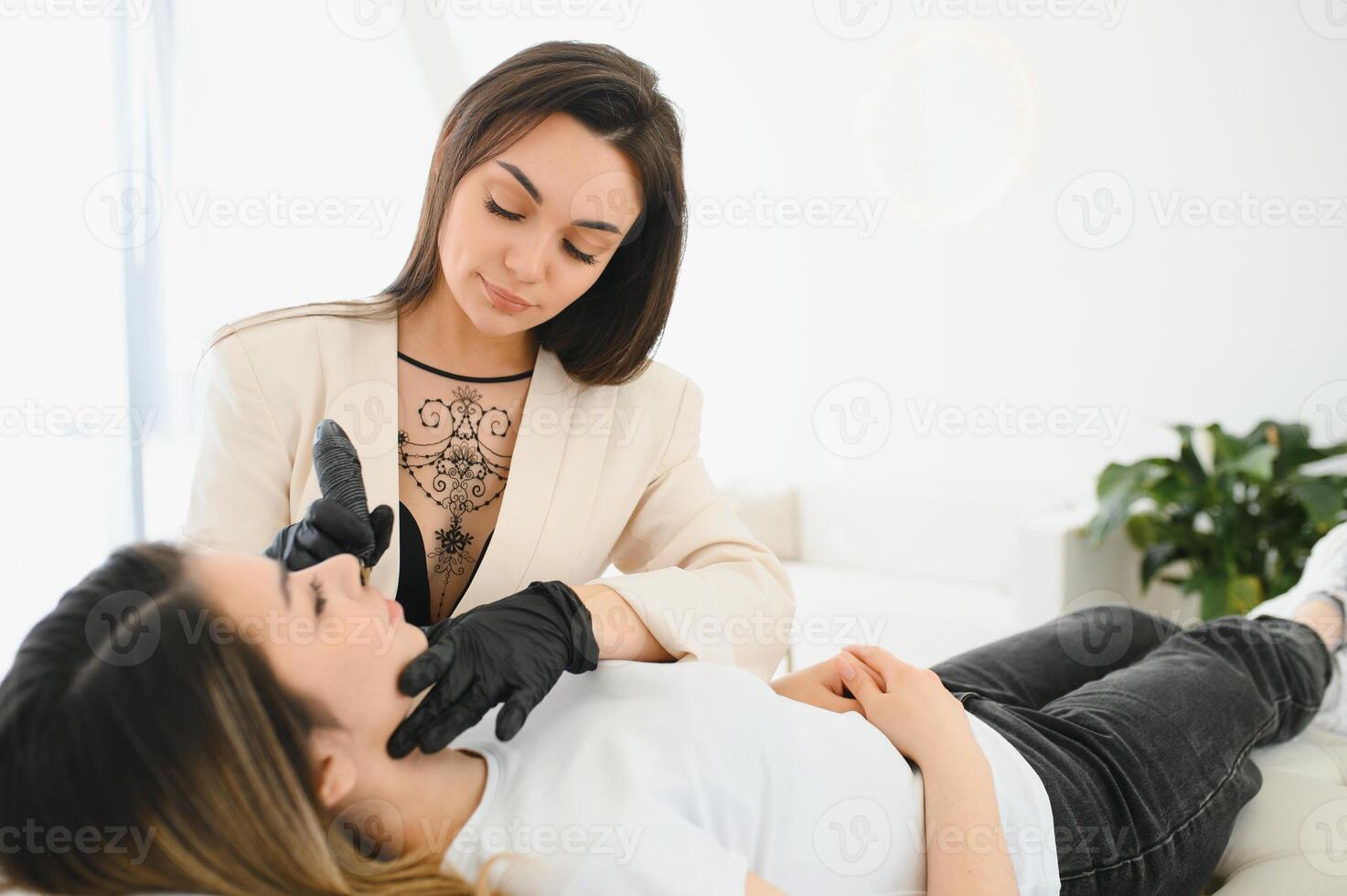 joven mujer consiguiendo permanente maquillaje en labios en cosmetólogo salón foto