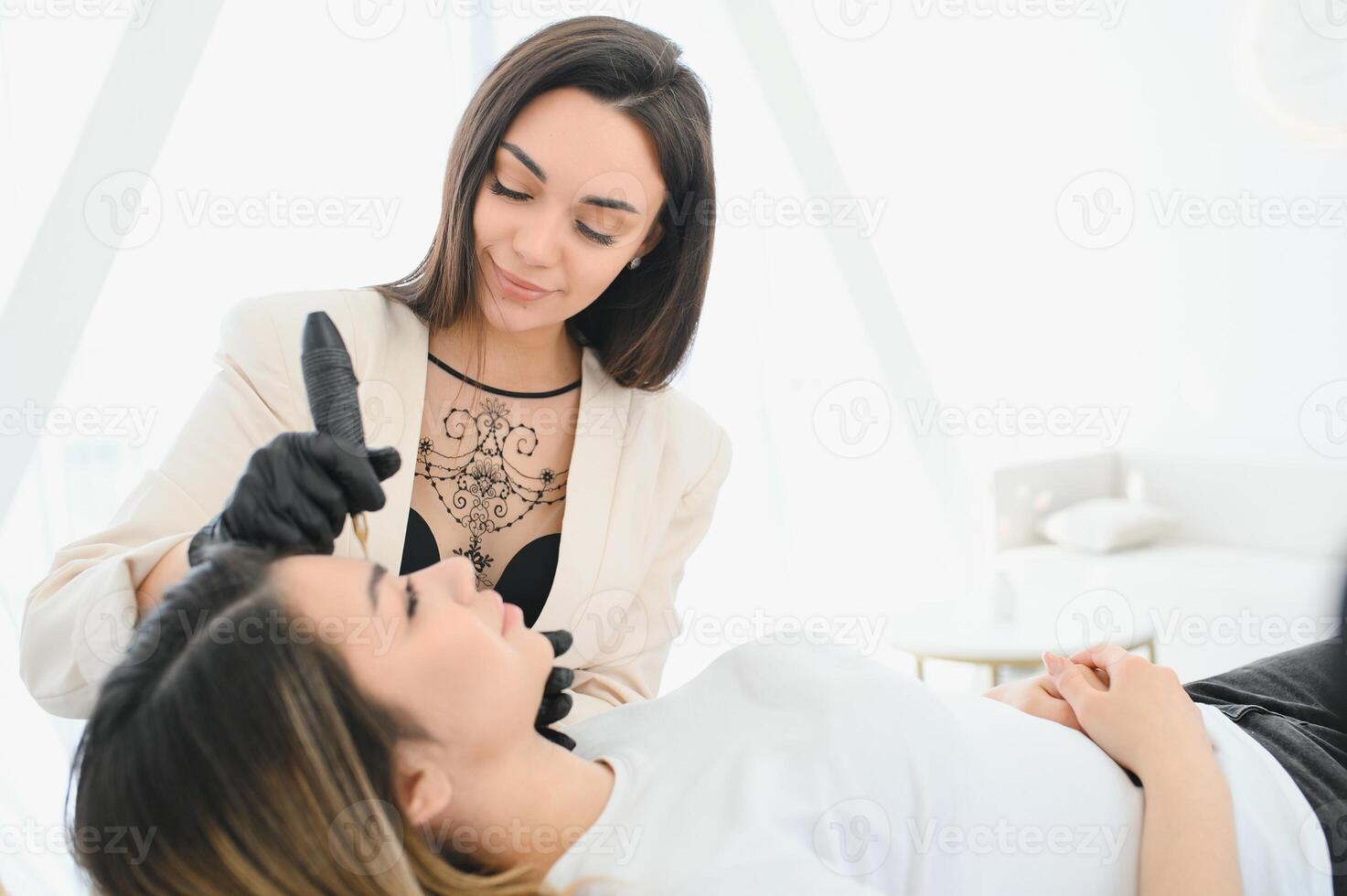 Master making permanent eyebrow make up photo