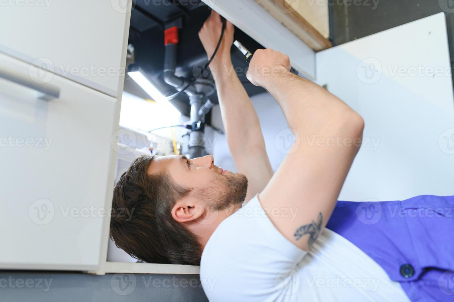plumber change the water filter photo