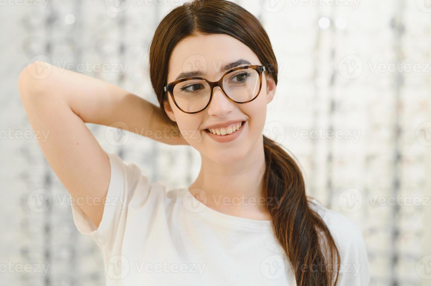 mujer elige lentes en el almacenar. foto