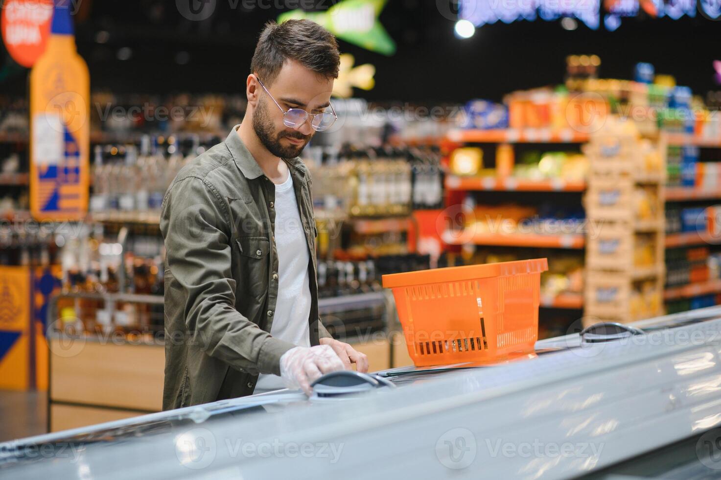 sonriente masculino cliente haciendo tienda de comestibles compras foto