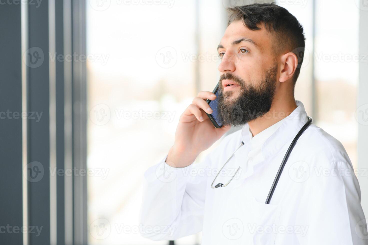 retrato de un joven árabe médico en pie en el el clínica foto