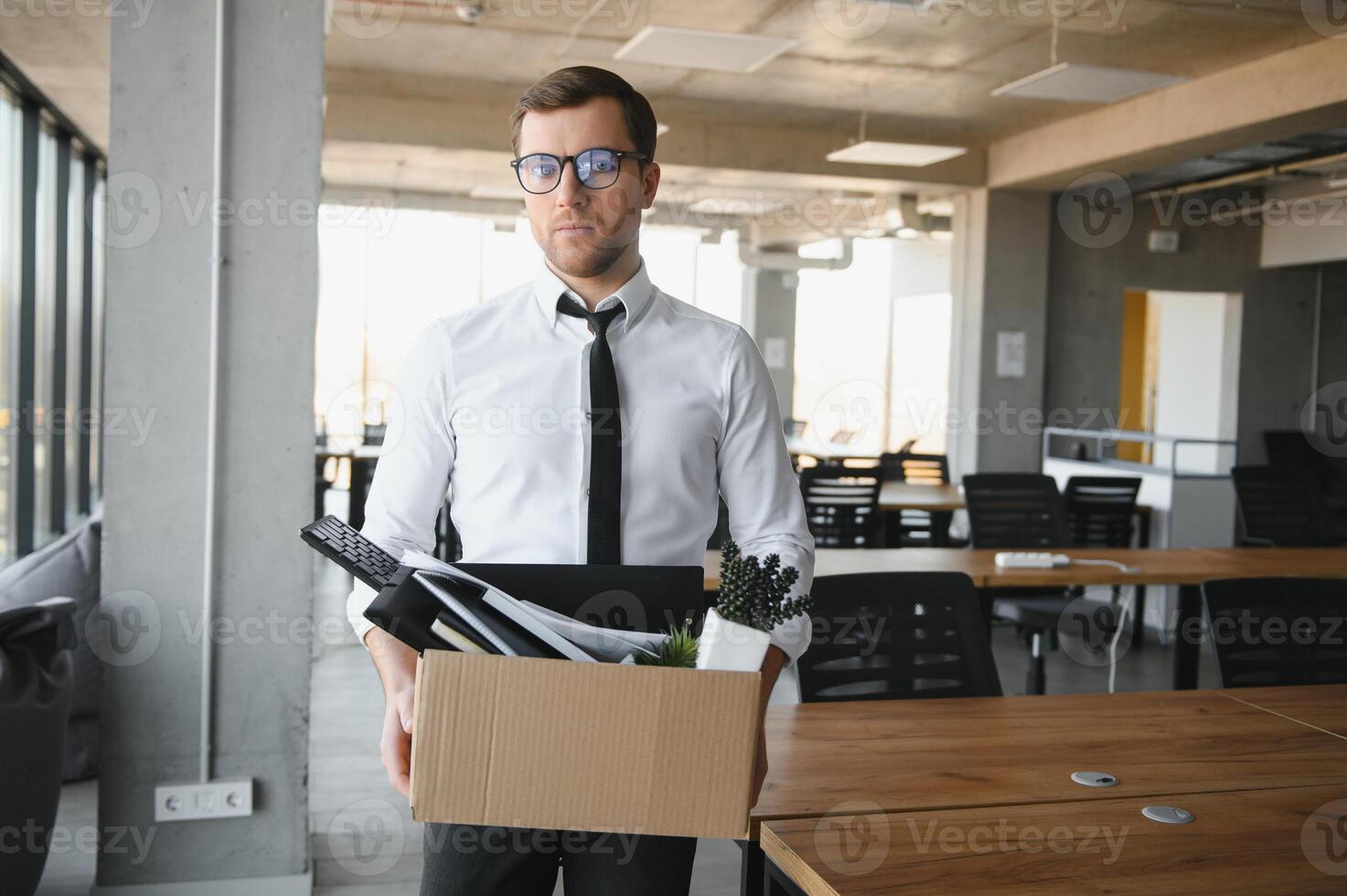 negocio, disparo y trabajo pérdida concepto - despedido masculino oficina trabajador con caja de su personal cosa. foto