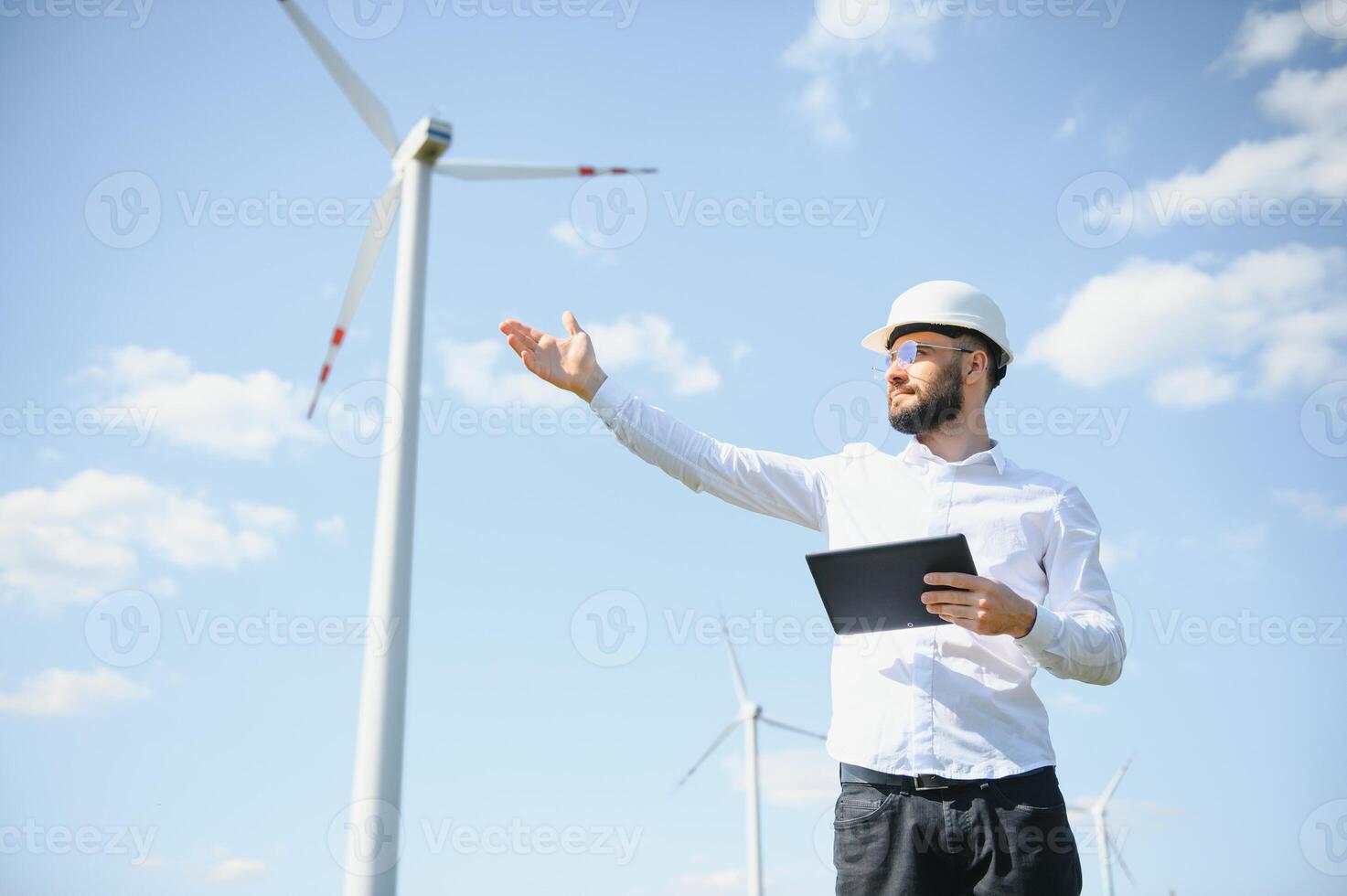 masculino ingeniero trabajando con plan inspeccionando o mantenimiento de viento turbinas a molino campo granja. foto