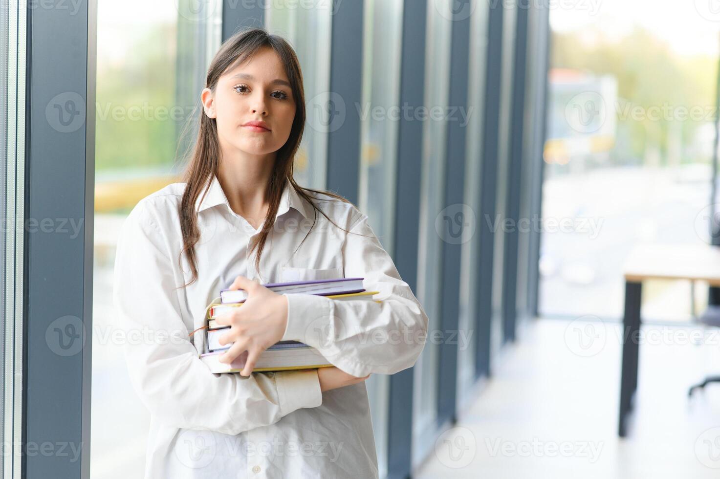 retrato de un Chica de escuela a escuela. ella sostiene libros en su manos. educación concepto. foto