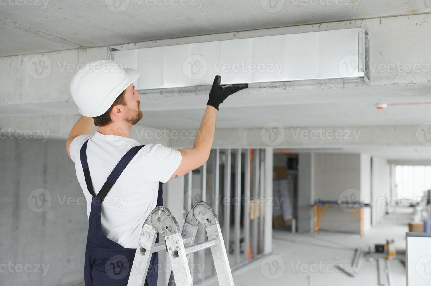 hvac servicios - trabajador Instalar en pc canalizado tubo sistema para ventilación y aire acondicionamiento foto