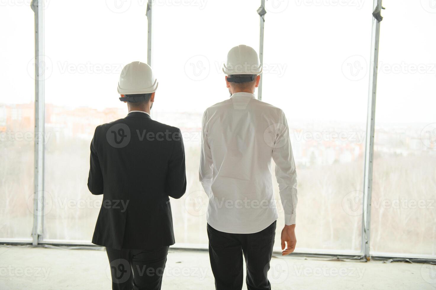 multiétnico negocio equipo. construcción concepto. indio y árabe ingenieros inspeccionar el construcción. foto