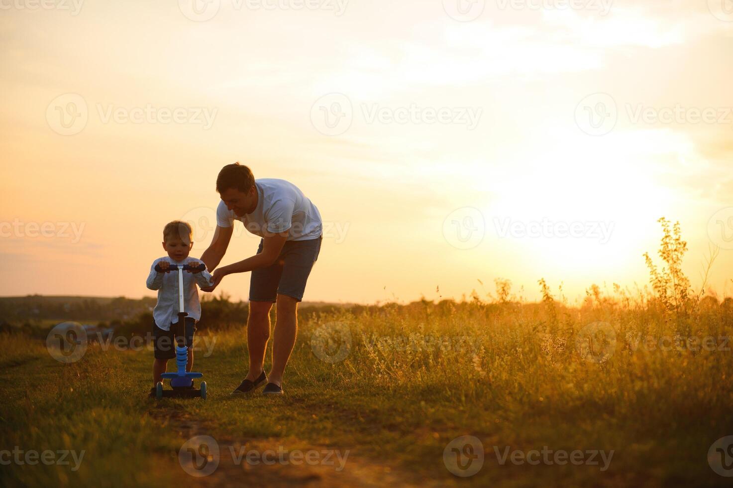 del padre día. contento familia padre y niñito hijo jugando y riendo en naturaleza a puesta de sol foto