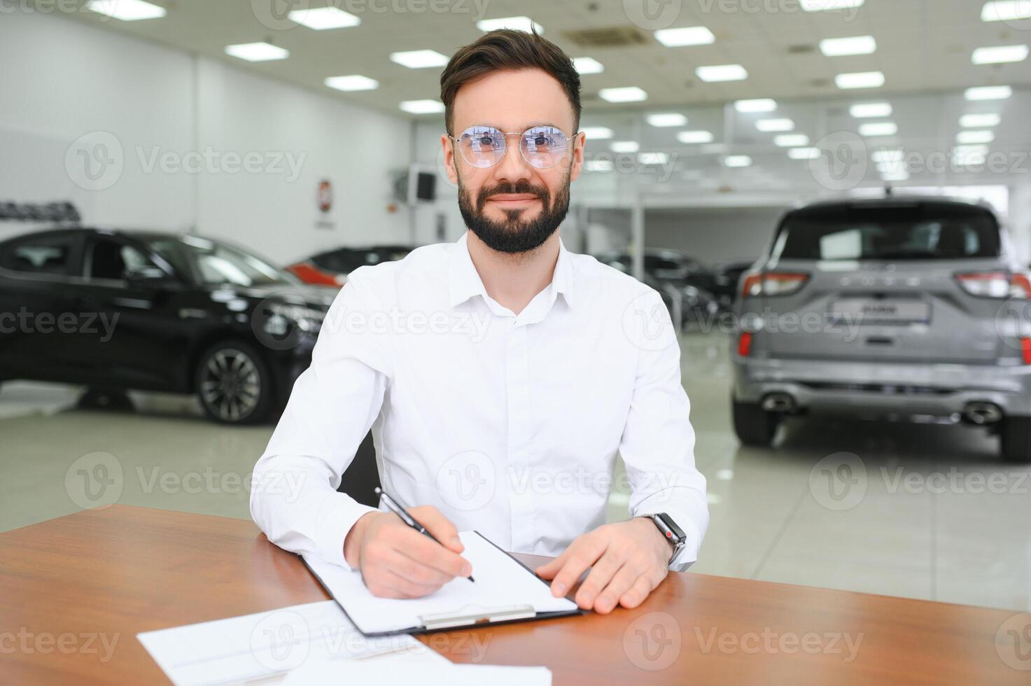 yo tener un nuevo coche. cliente firma coche arrendamiento forma. foto