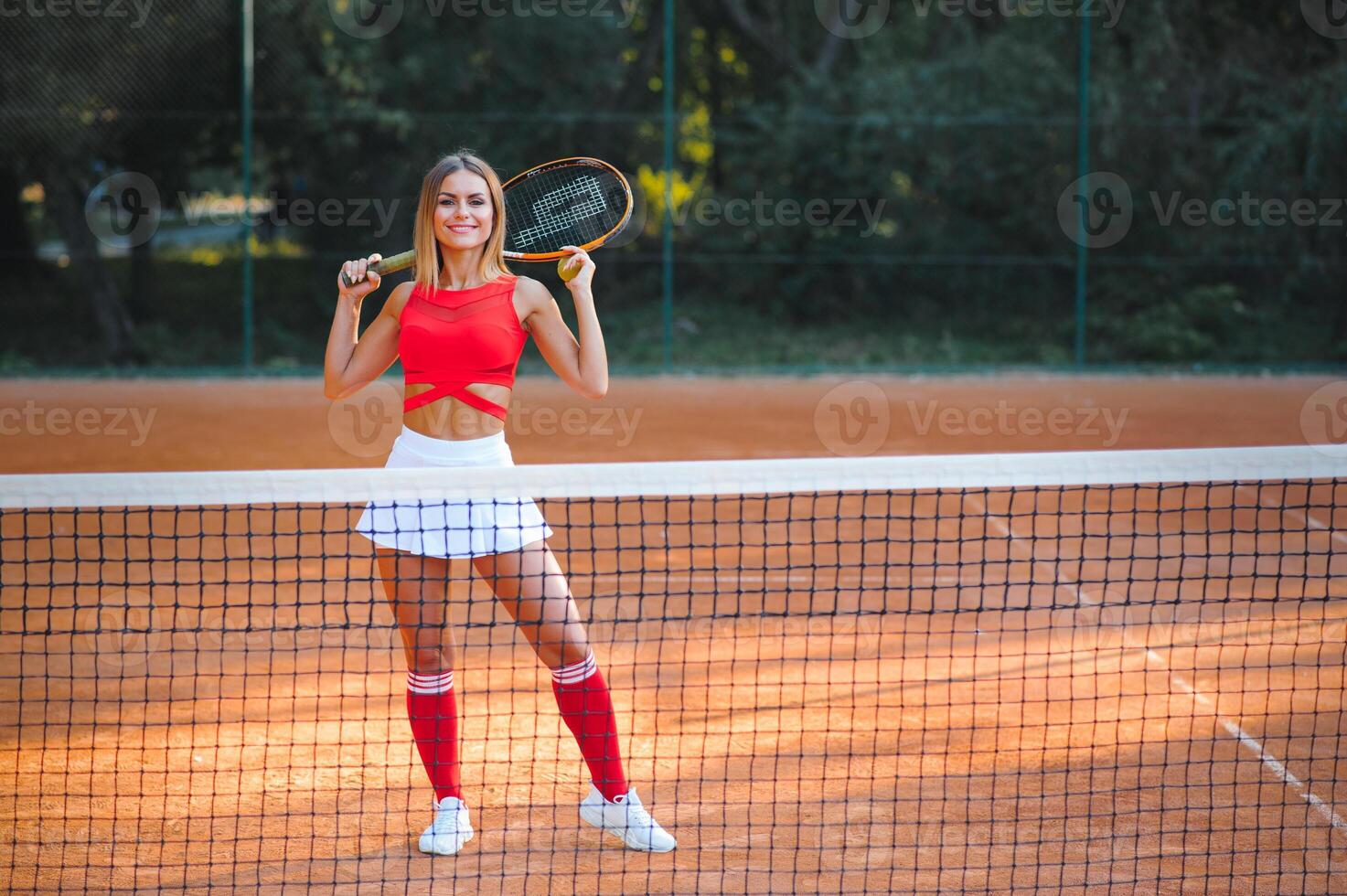 bonito, joven hembra tenis jugador en el tenis Corte foto