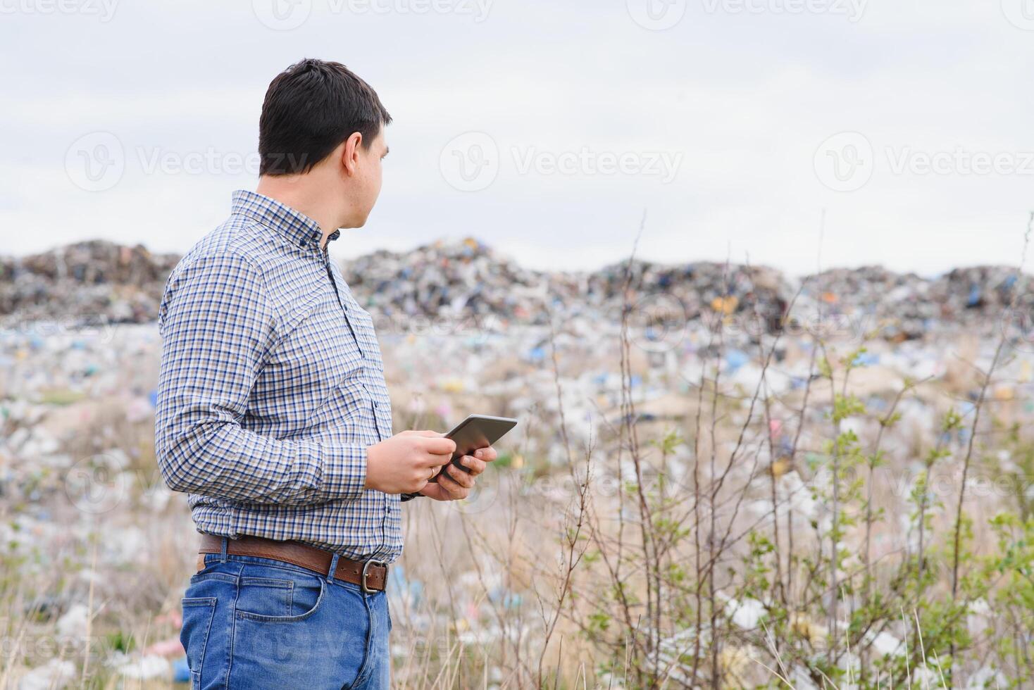 basura reciclaje concepto. hombre en basurero acuerdo el ambiente limpio. ecológico problemas. foto