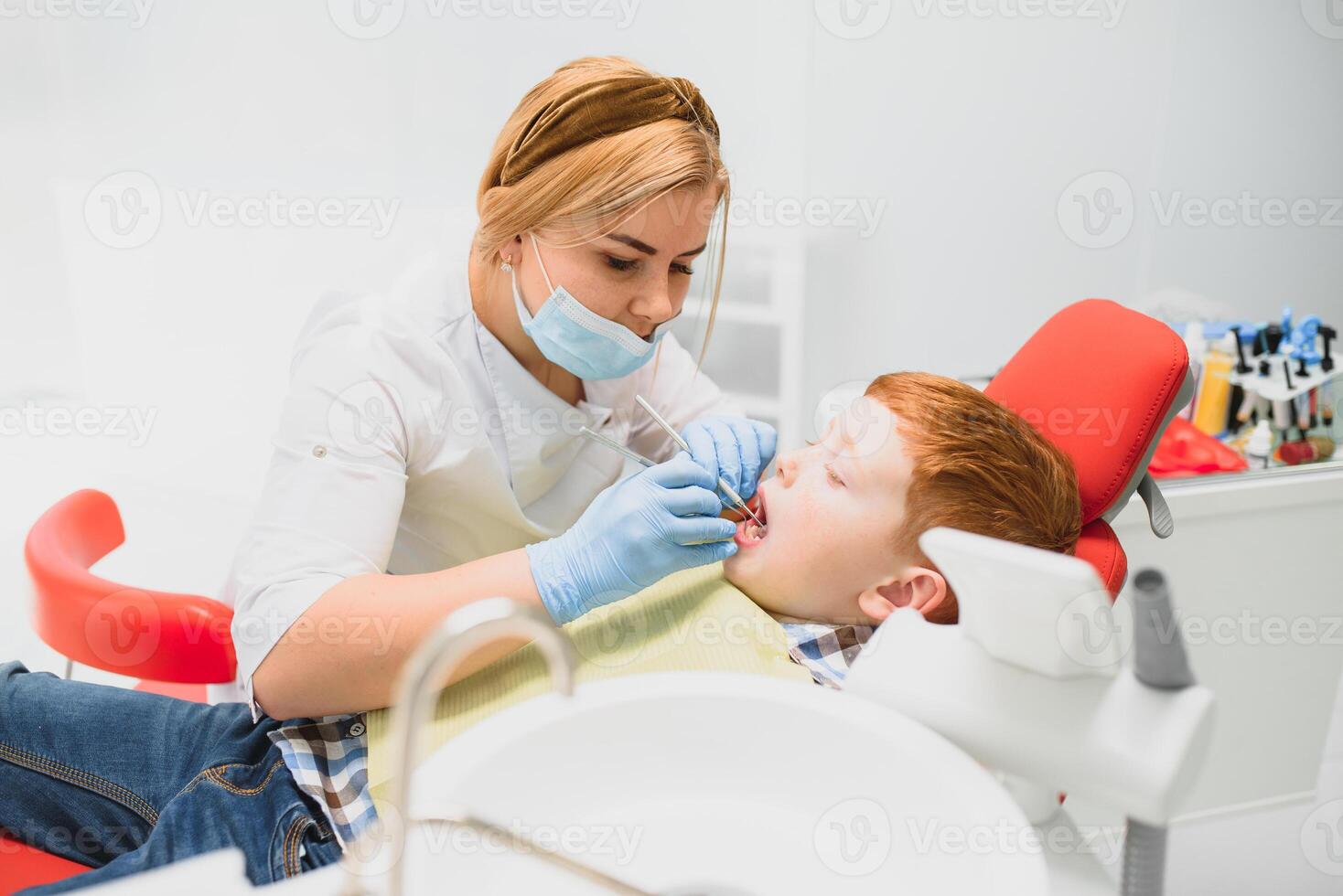 chico satisfecho con el Servicio en el dental oficina. concepto de pediátrico dental tratamiento foto
