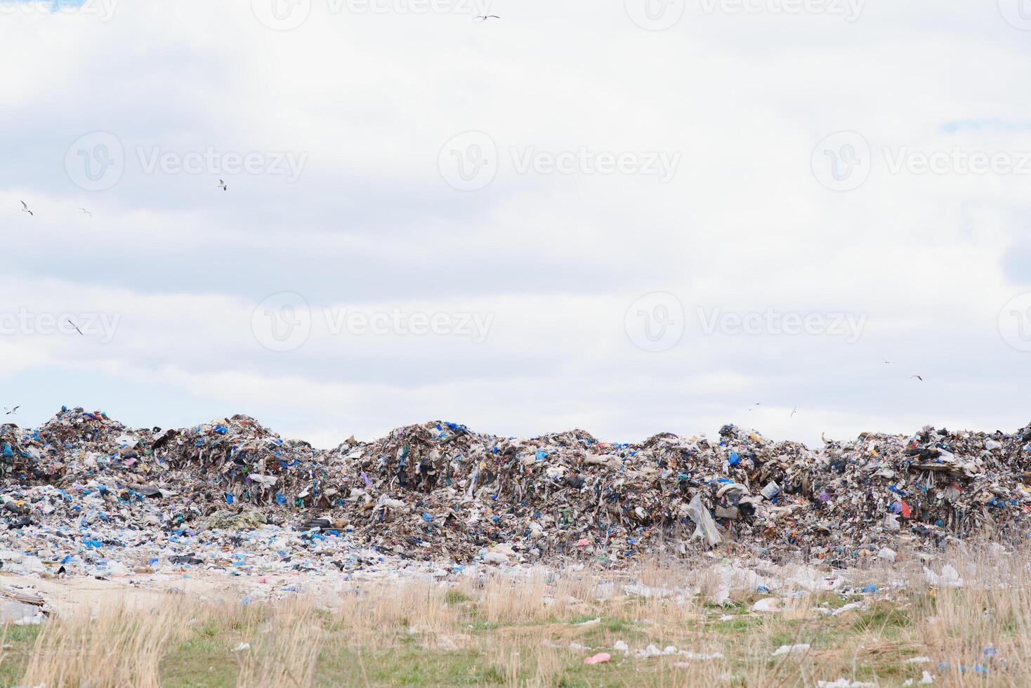 grande basura pila aislado en blanco antecedentes ,global calentamiento foto