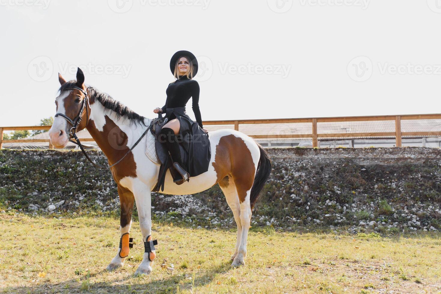 de moda retrato de un hermosa joven mujer y caballo foto