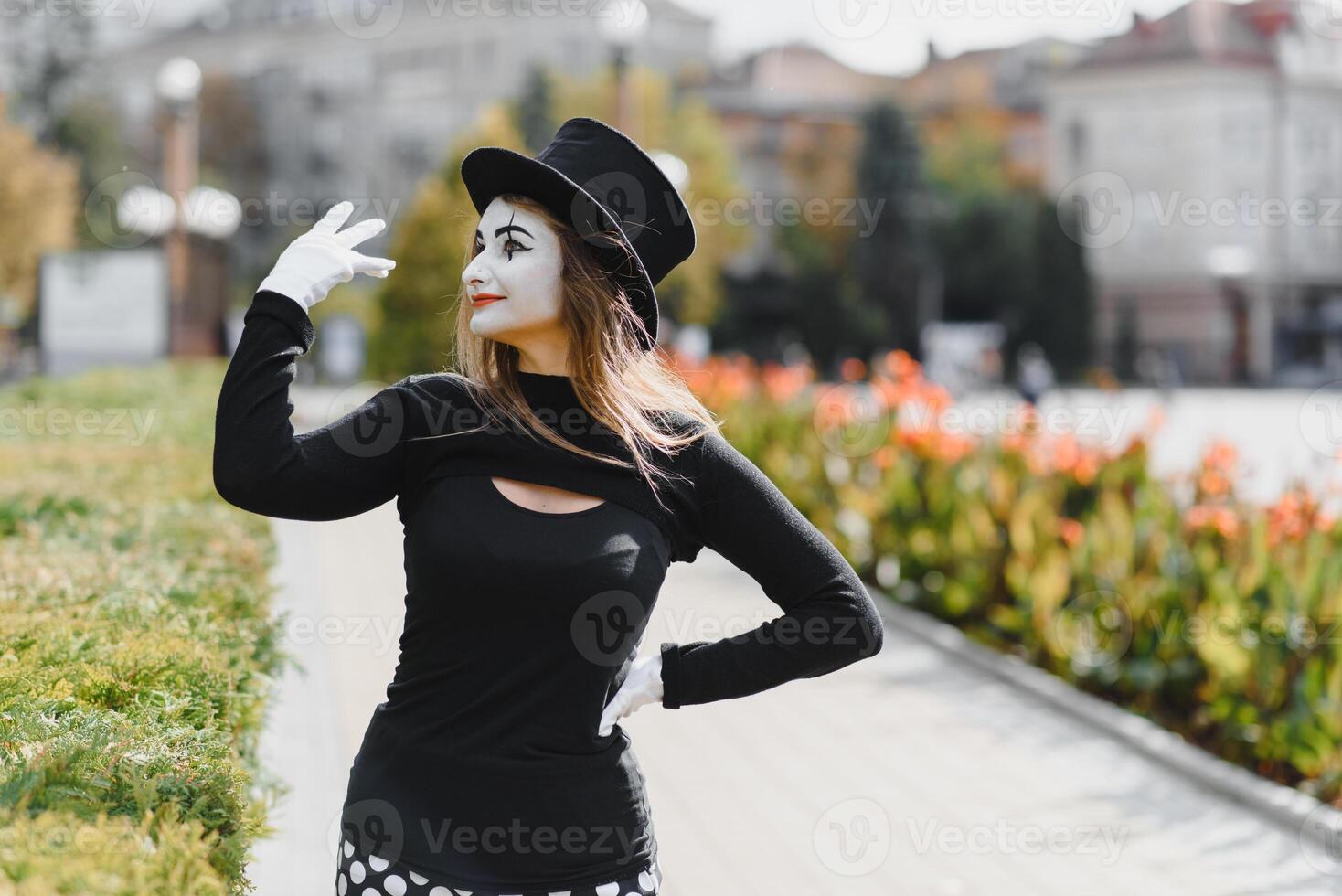 retrato de un mímica cómico. mímica niña en el calle foto