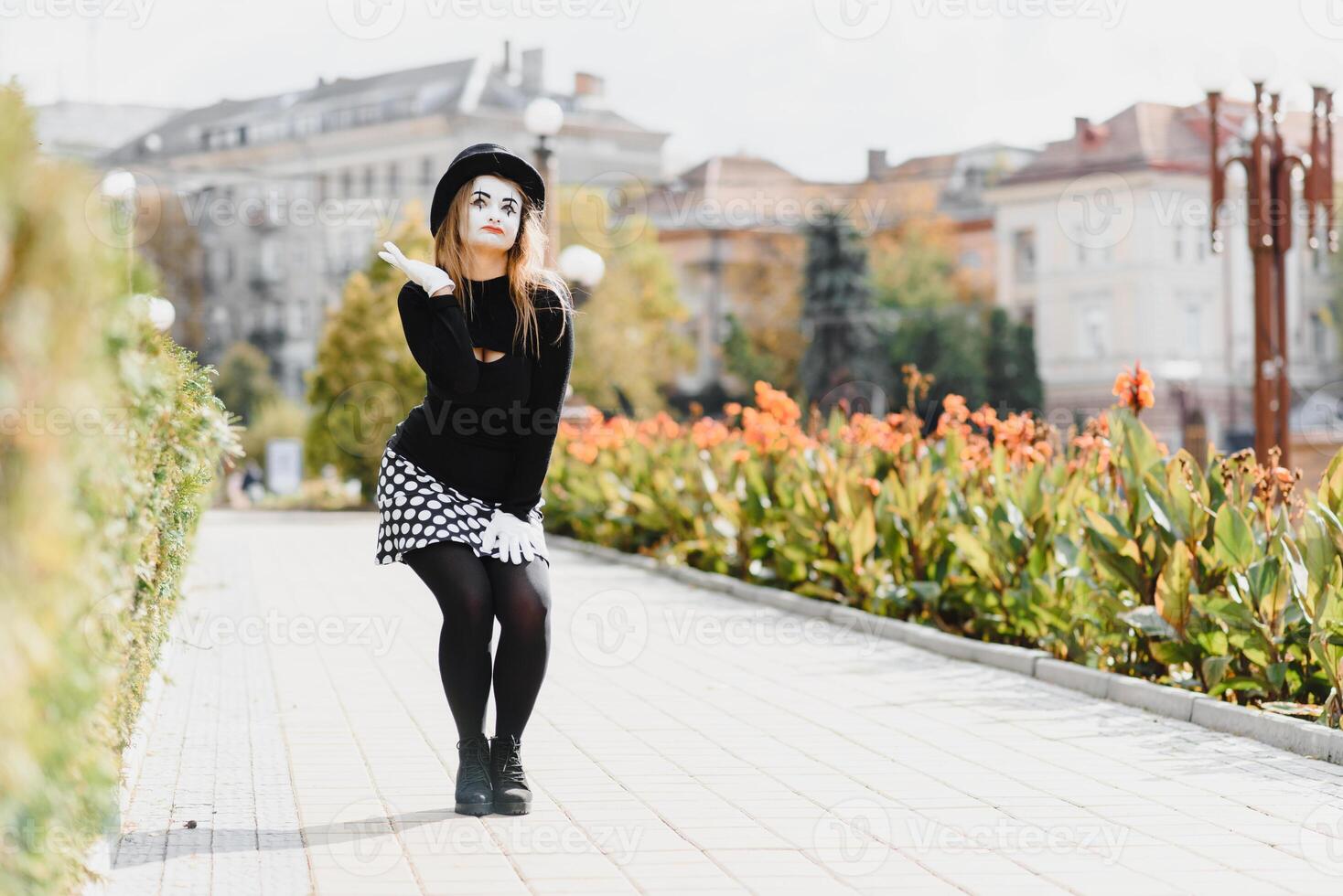 retrato de un mímica cómico. mímica niña en el calle foto