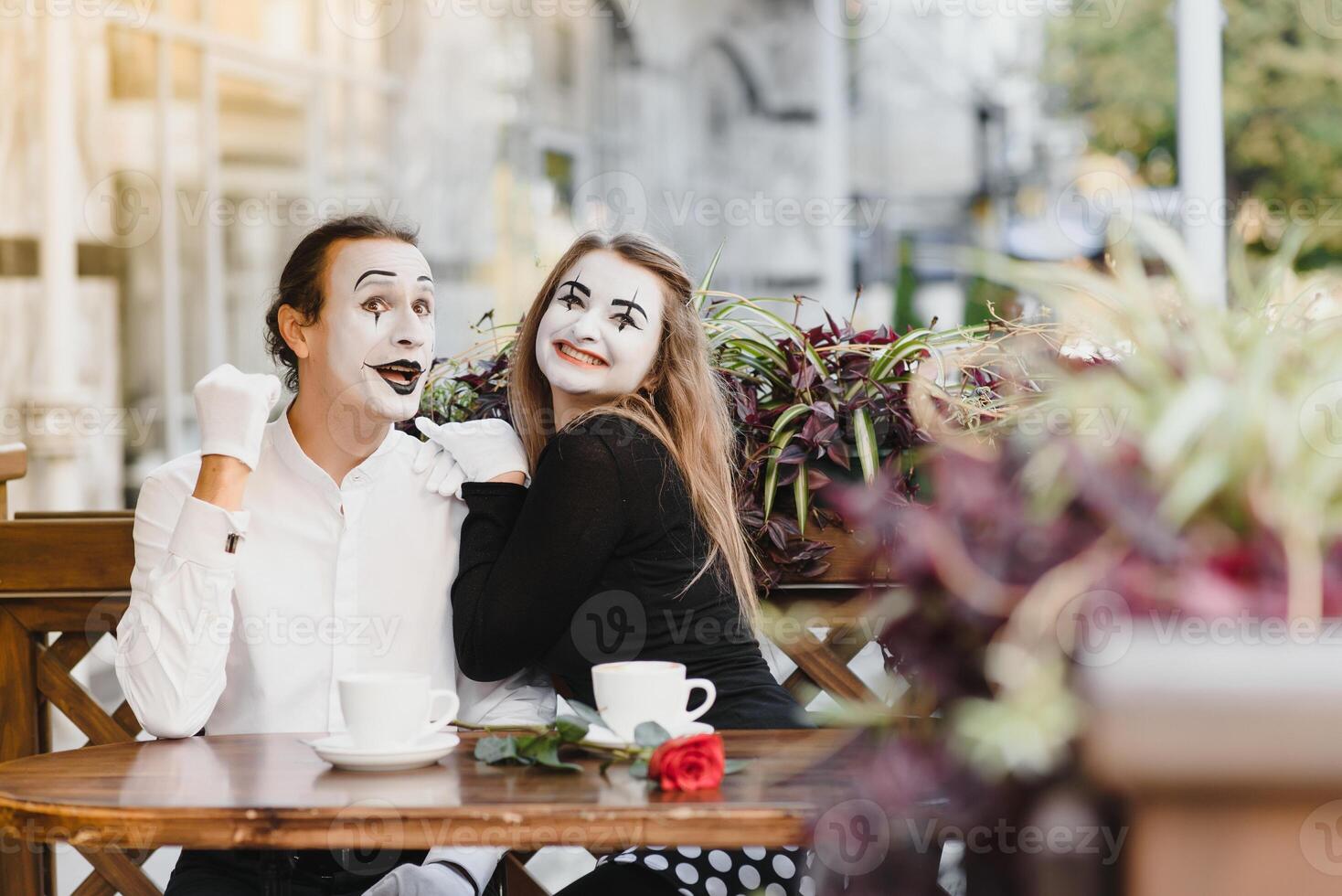 mímica chico y niña en café Bebiendo café. mímica en frente de París café interino me gusta Bebiendo té o café. foto