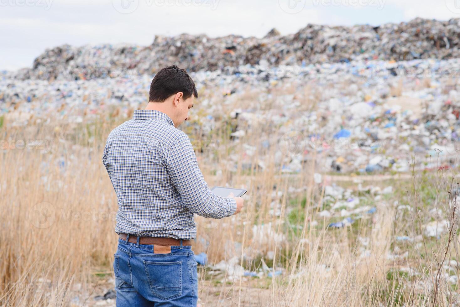 basura reciclaje concepto. hombre en basurero acuerdo el ambiente limpio. ecológico problemas. foto