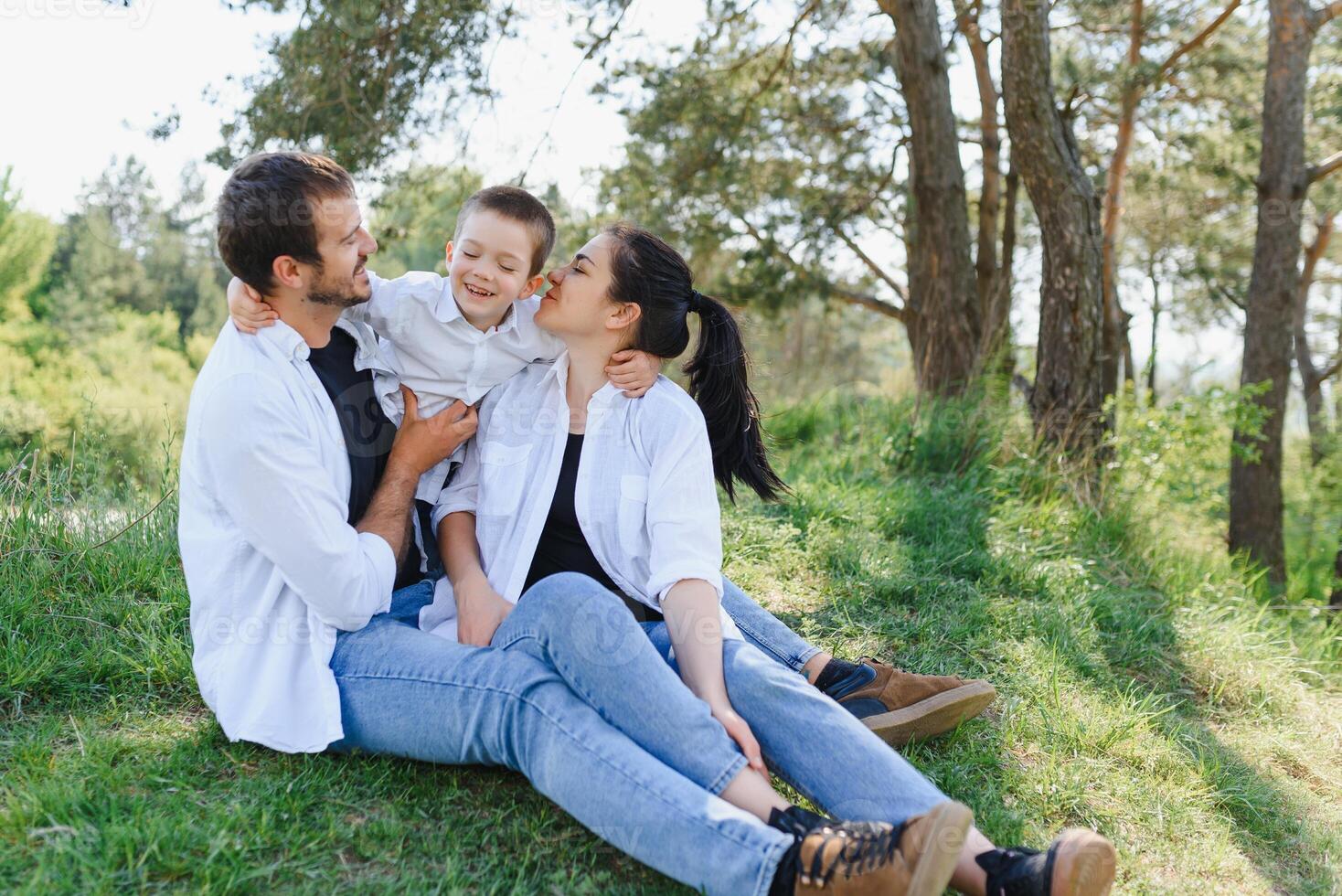 contento familia mamá papá y hijo contento en naturaleza gasto hora juntos. el concepto de un divertido fiesta al aire libre. contento infancia. foto