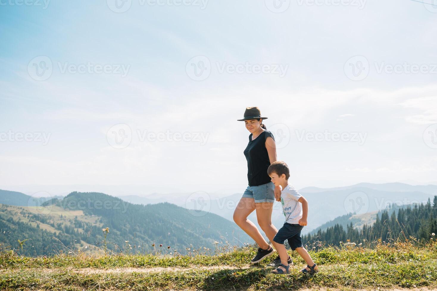 madre y hijo teniendo descanso en vacaciones en montañas foto