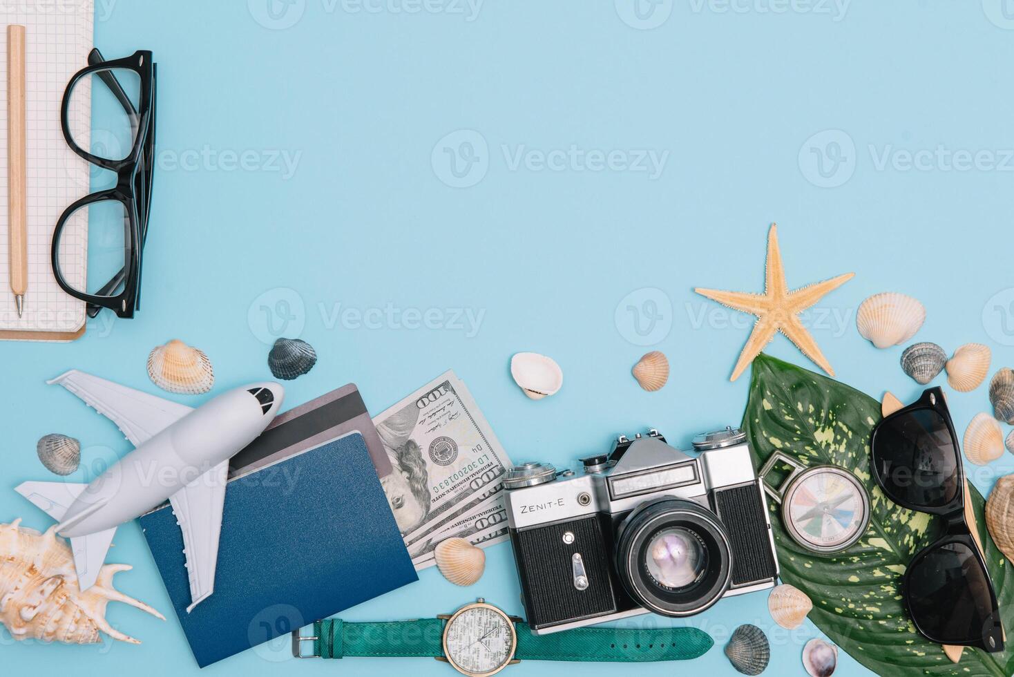 preparación para de viaje concepto, mirar, avión, dinero, pasaporte, lápices, libro, foto marco, lente en azul antecedentes con Copiar espacio.