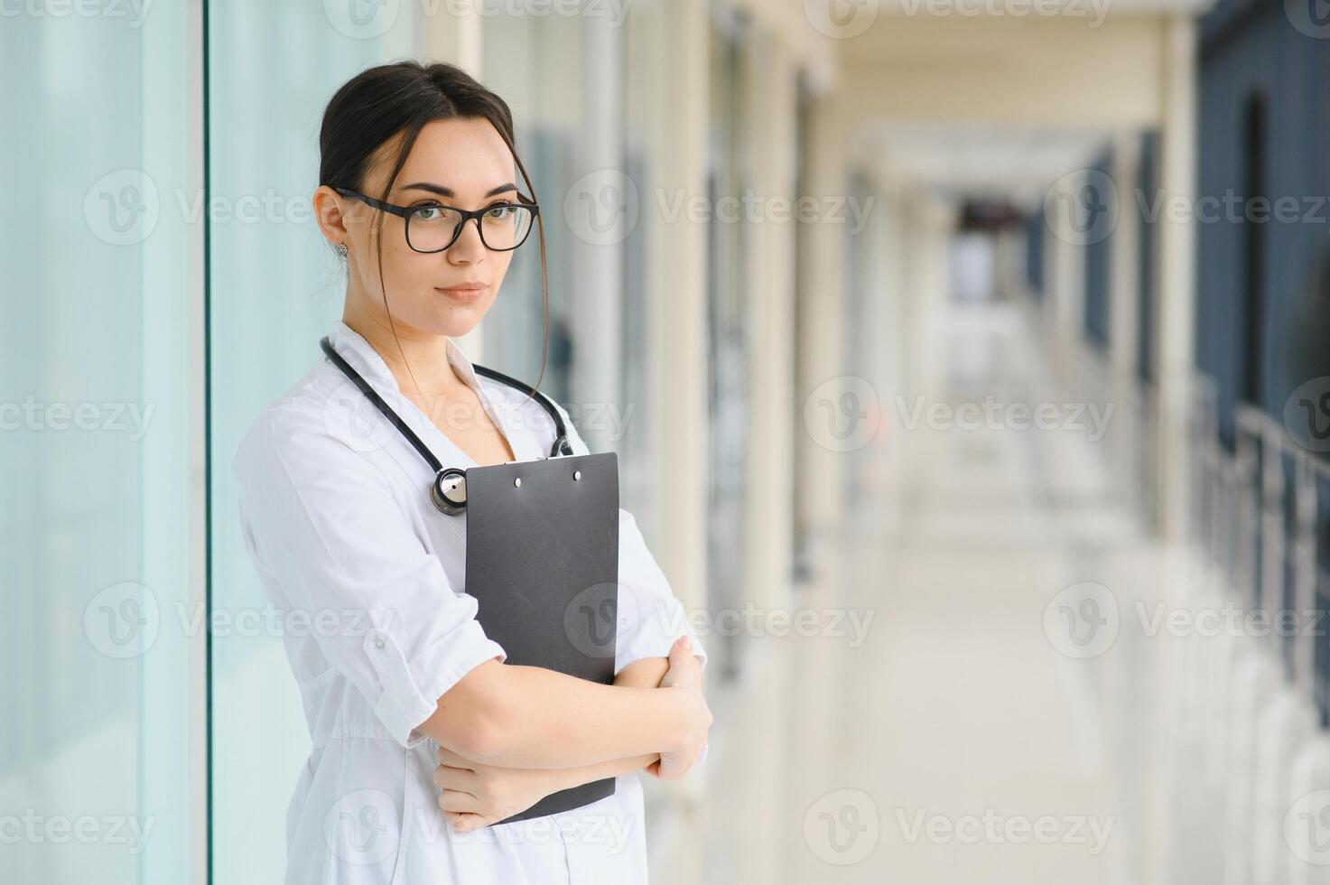 contento joven hembra médico vestir uniforme, blanco médico abrigo, estetoscopio. retrato de hermosa hembra doctor, terapeuta, enfermero. foto