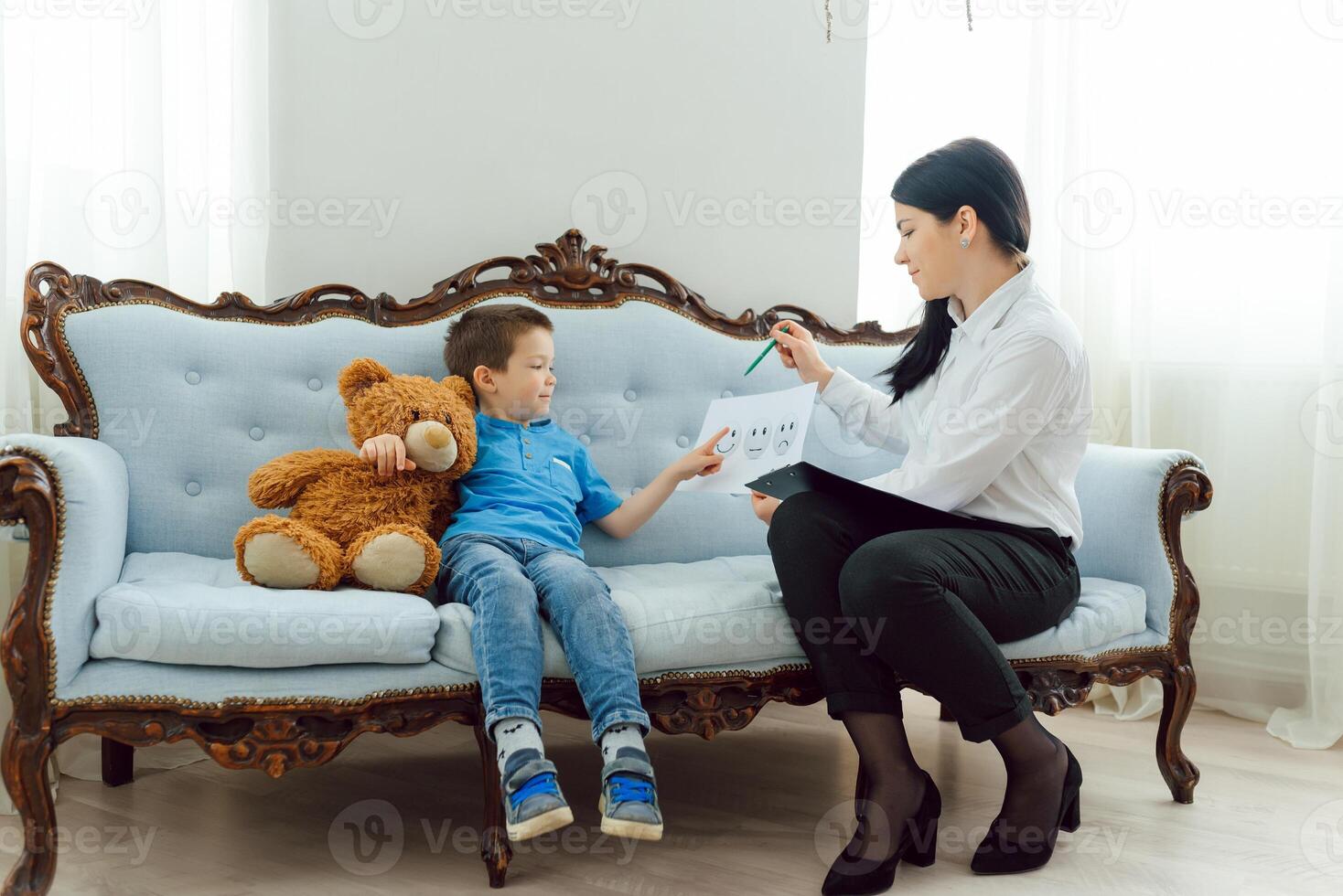 niño psicólogo trabajando con chico en oficina foto