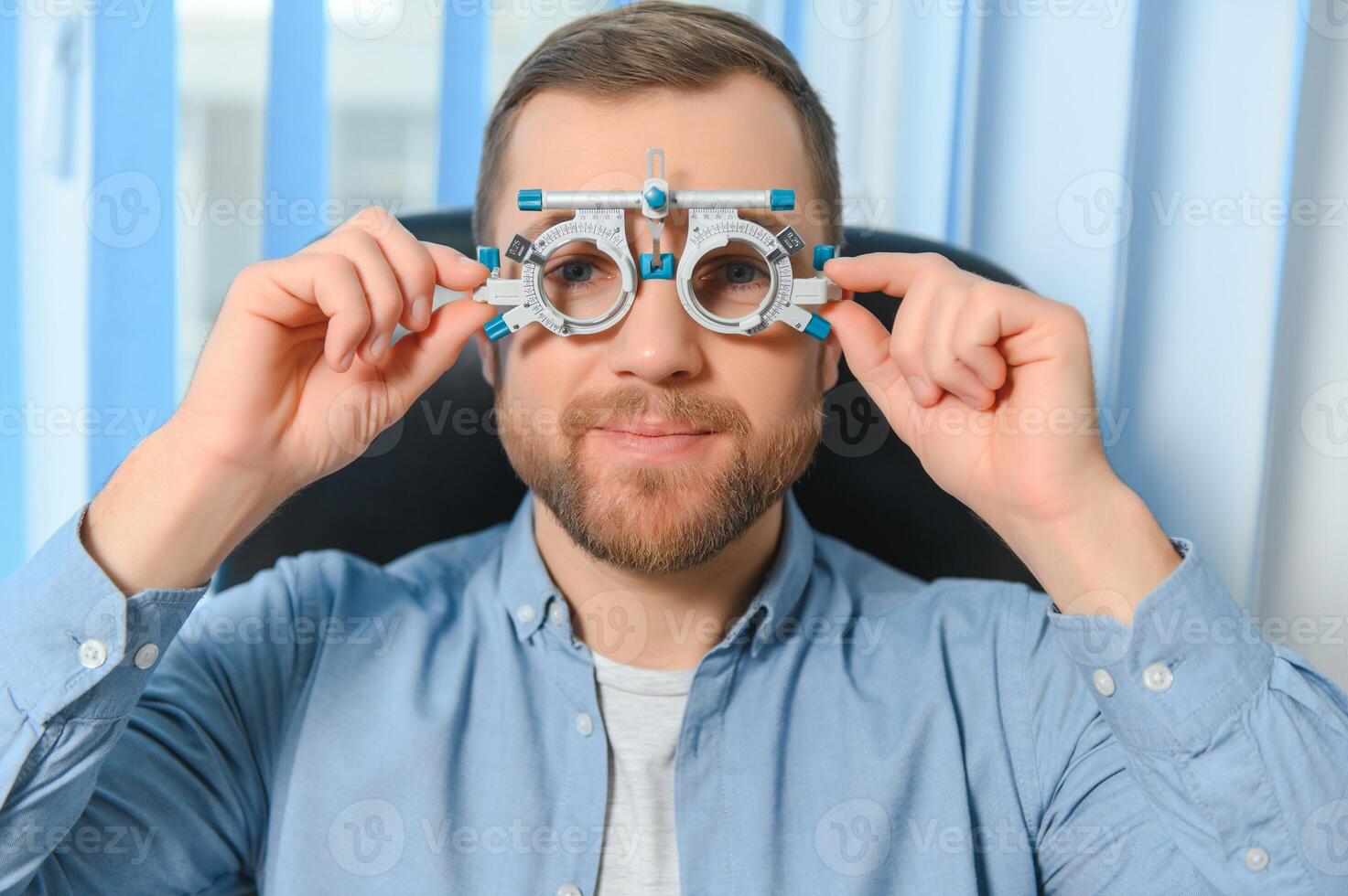 hermoso joven hombre es comprobación el ojo visión en moderno oftalmología clínica. paciente en oftalmología clínica foto