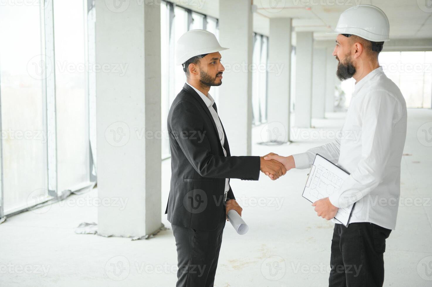 multiétnico negocio equipo. construcción concepto. indio y árabe ingenieros inspeccionar el construcción. foto