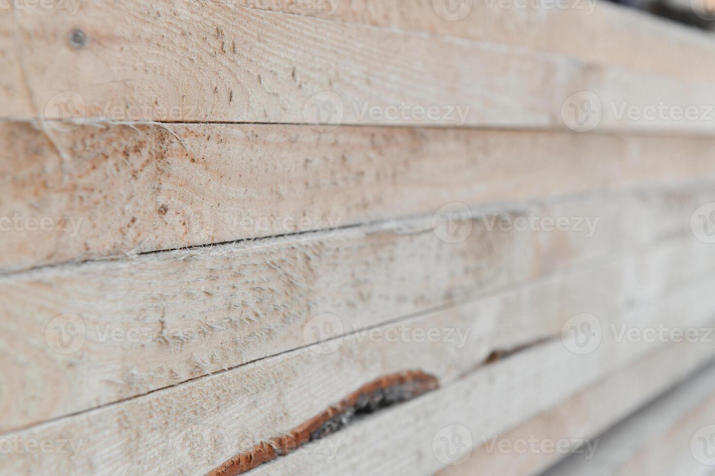 apilar de Tablas de madera de un de madera tablero desde un árbol, de cerca, antecedentes. de madera tableros a el aserradero, carpintería taller. aserradura y aire el secado de madera. carpintería industria. de madera tableros foto