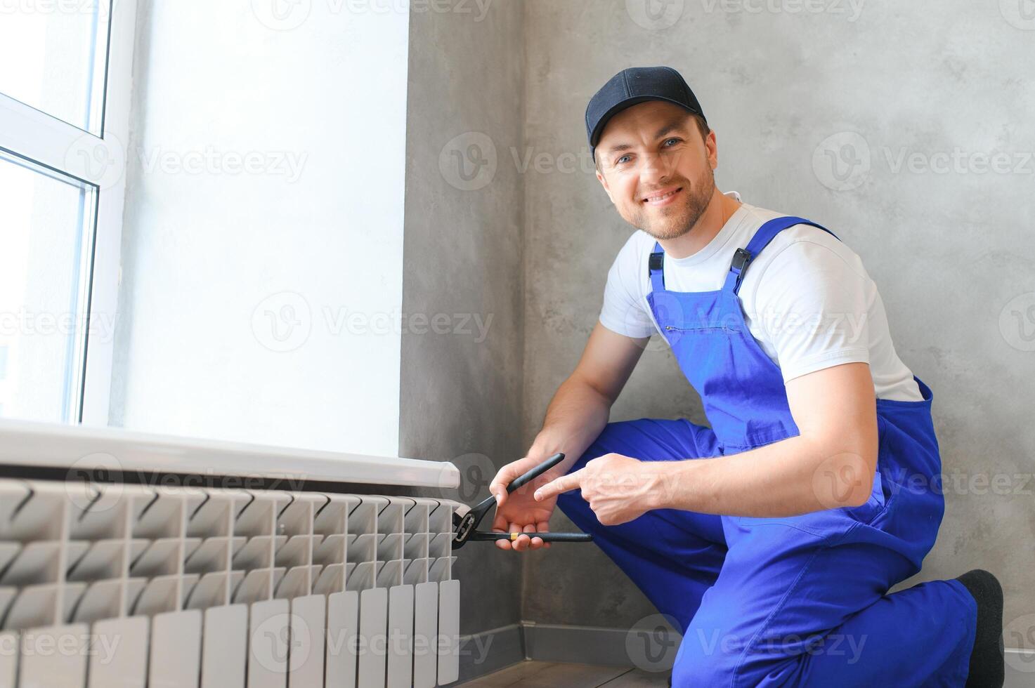 calefacción sistema instalación y mantenimiento servicio. fontanero instalando radiador. foto