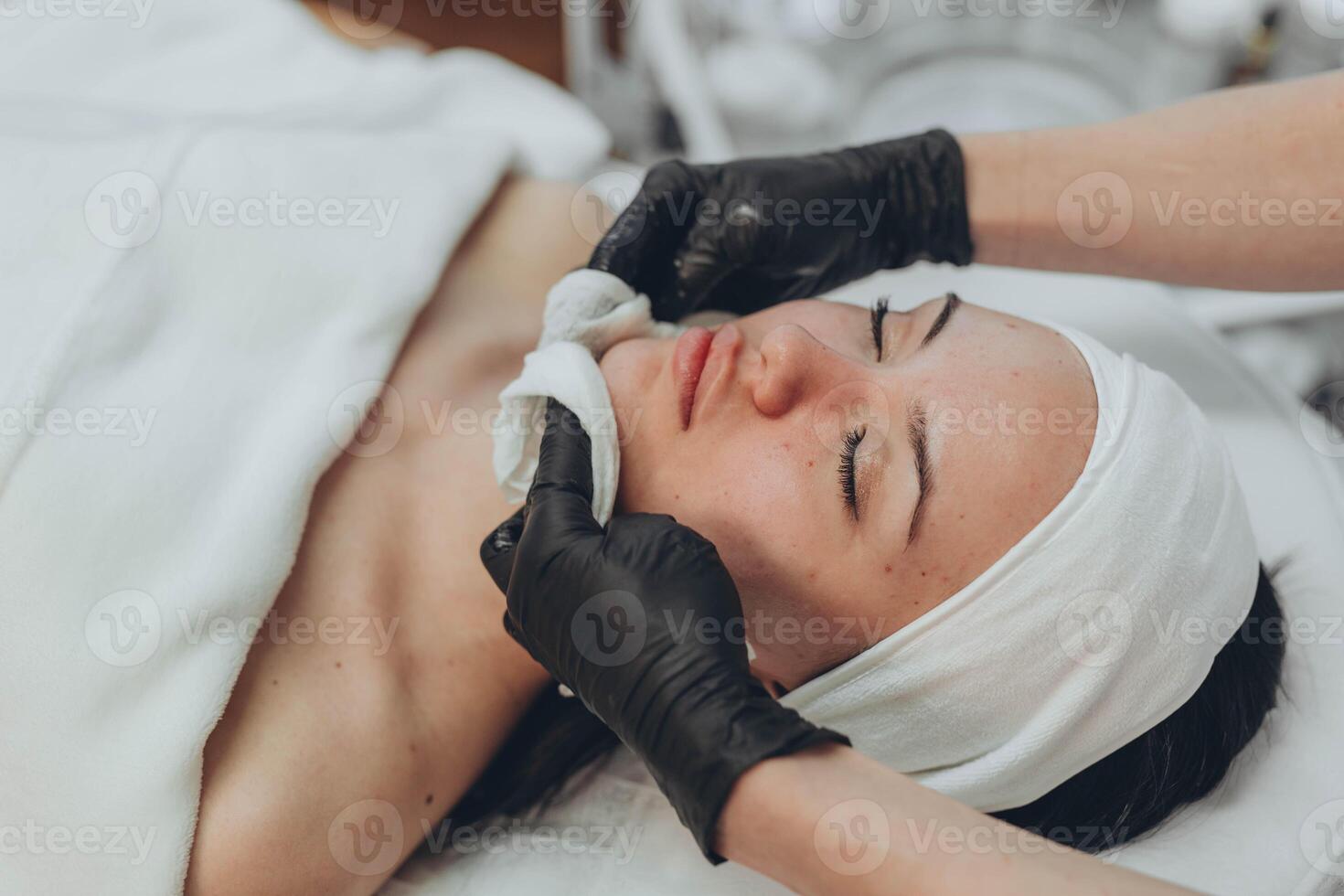 A girl at a cosmetologist does cosmetic procedures. Skin cleansing photo