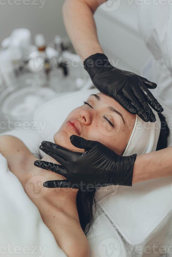 A girl at a cosmetologist does cosmetic procedures. Skin cleansing photo