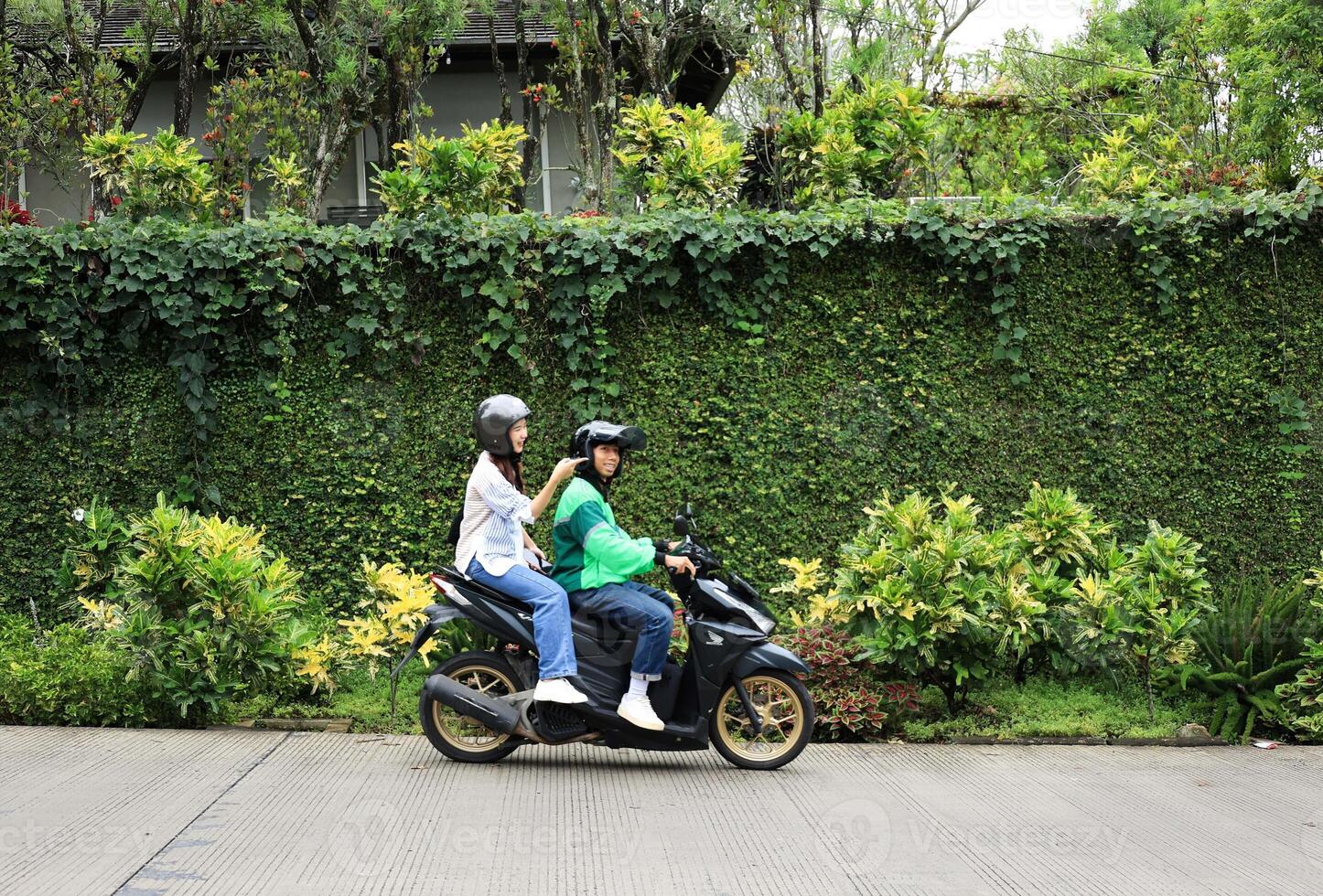 en línea motocicleta Taxi conductores con hembra pasajeros foto