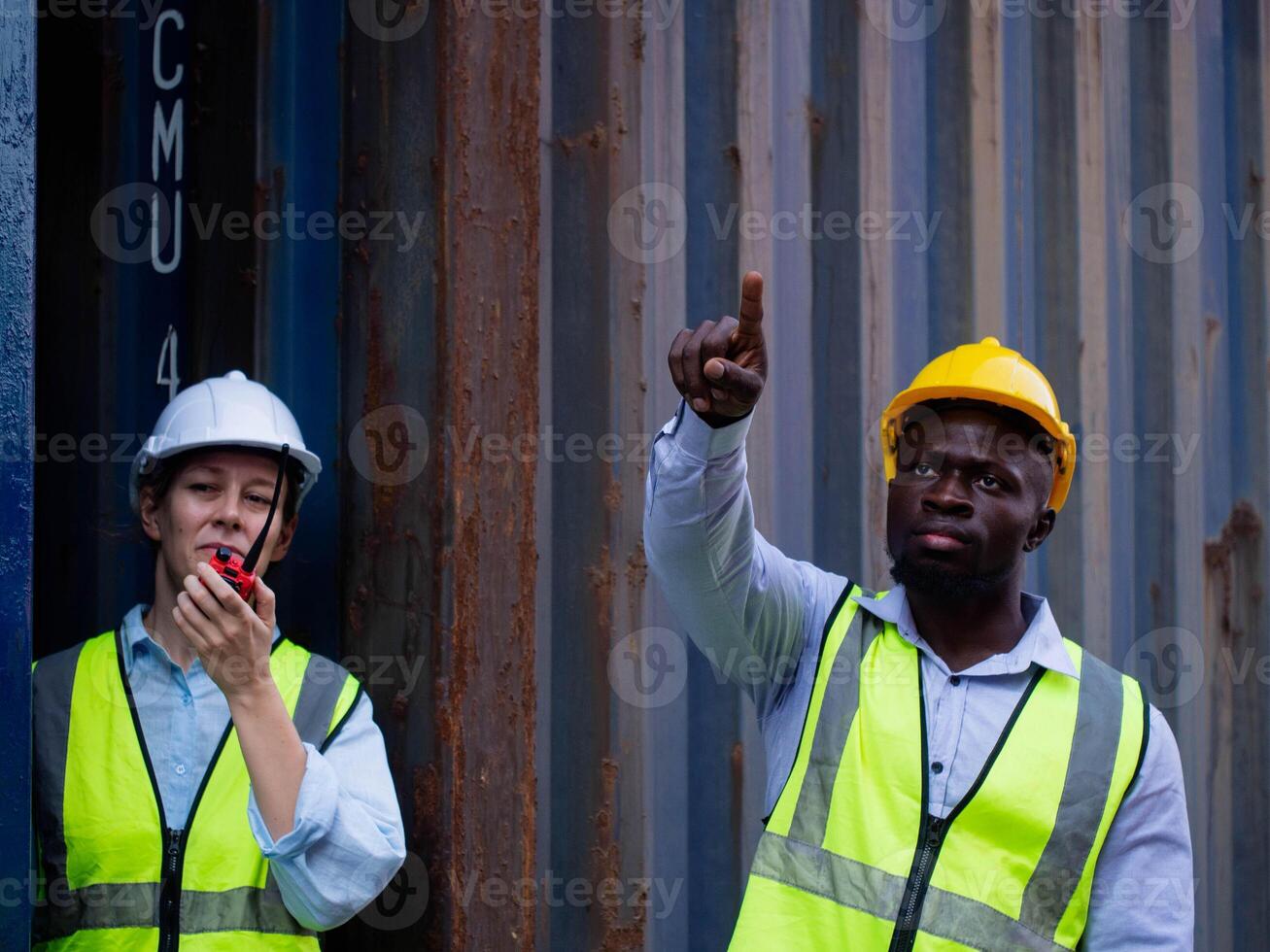 personas persona humano masculino hombre hembra mujer amarillo naranja casco de seguridad casco la seguridad joven adulto trabajo trabajo señalando dedo alegre negro piel sur africano americano película sonora walkie radio importar exportar al aire libre foto