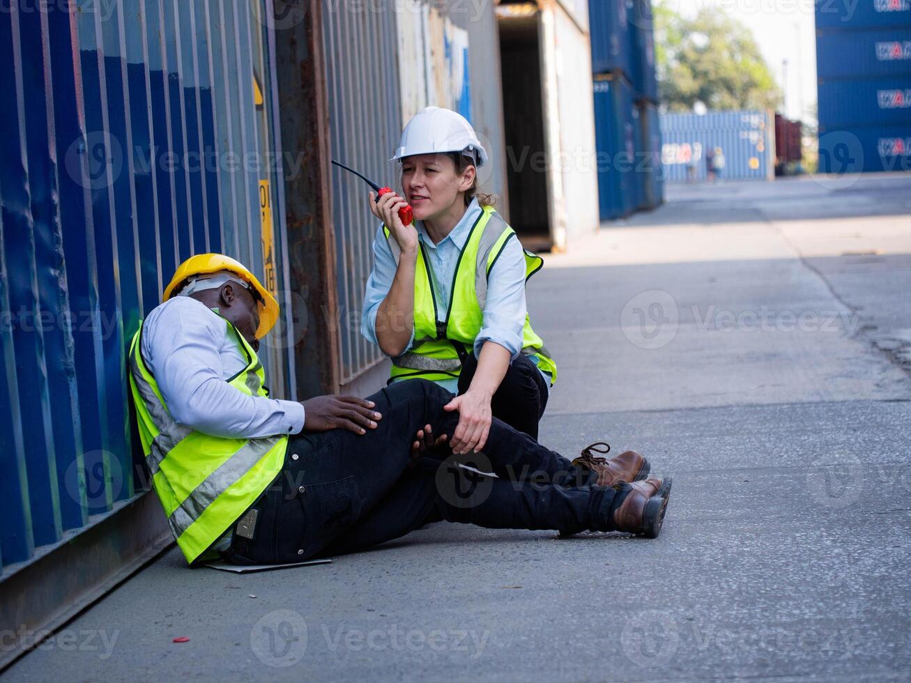 hembra masculino mujer hombre persona personas humano radio película sonora walkie labor peligro riesgo trabajo ingeniero ocupación casco fábrica salud equipo empleado emergencia accidente dolor seguro almacén desgracia foto