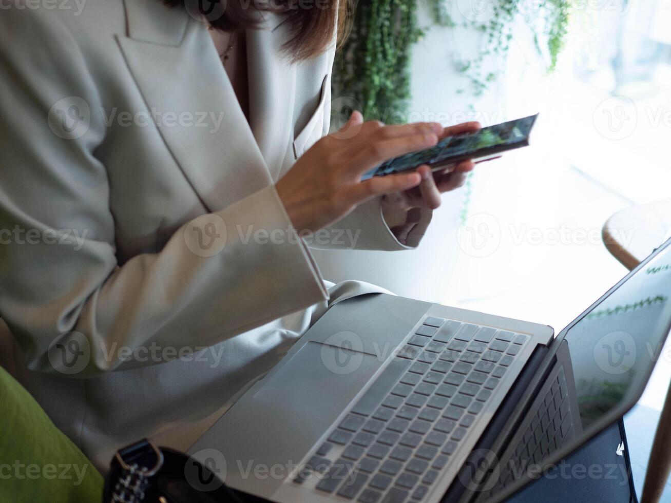portrait businesswoman female lady girl person people human play work smartphone mobile notebook computer technology communication connection wireless internet device modern device portable document photo