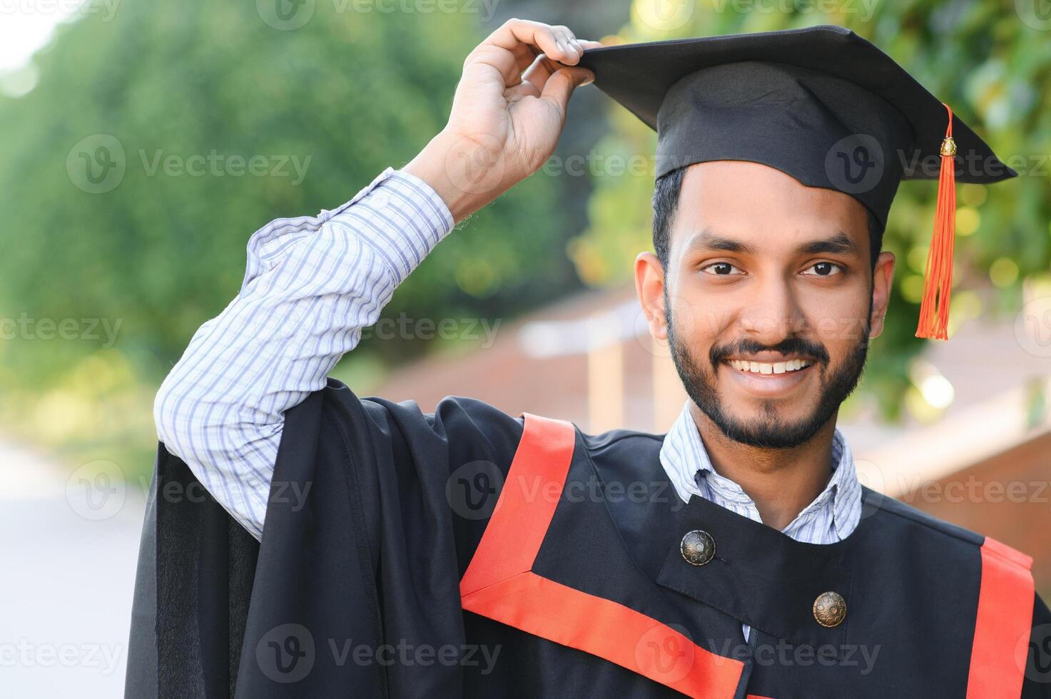 indio Universidad masculino estudiante celebrando graduación foto