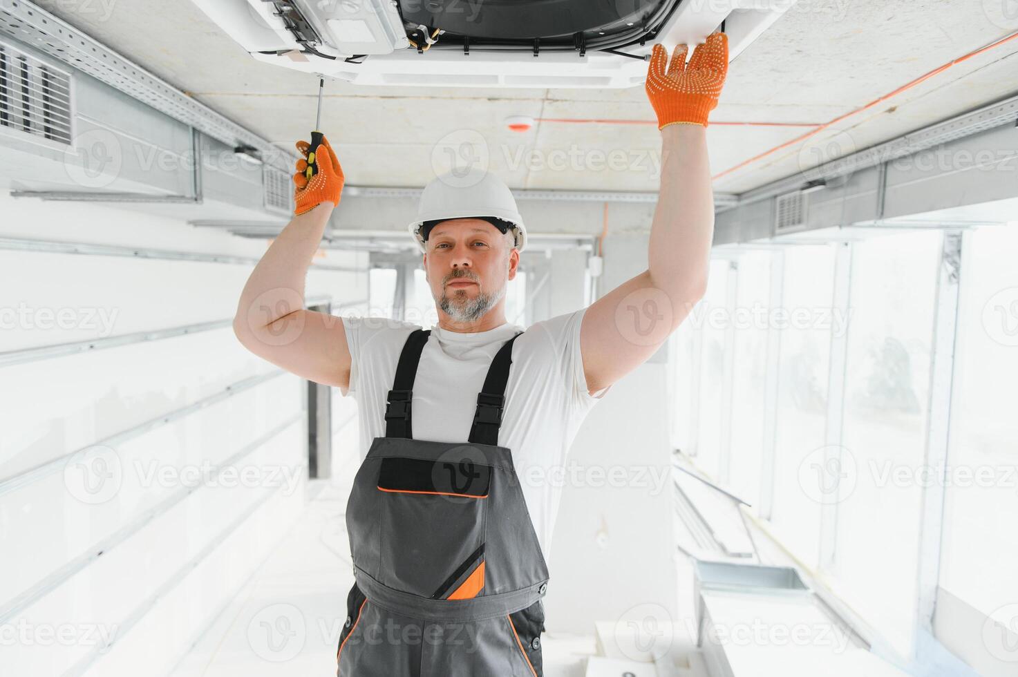 trabajador reparando techo aire acondicionamiento unidad foto