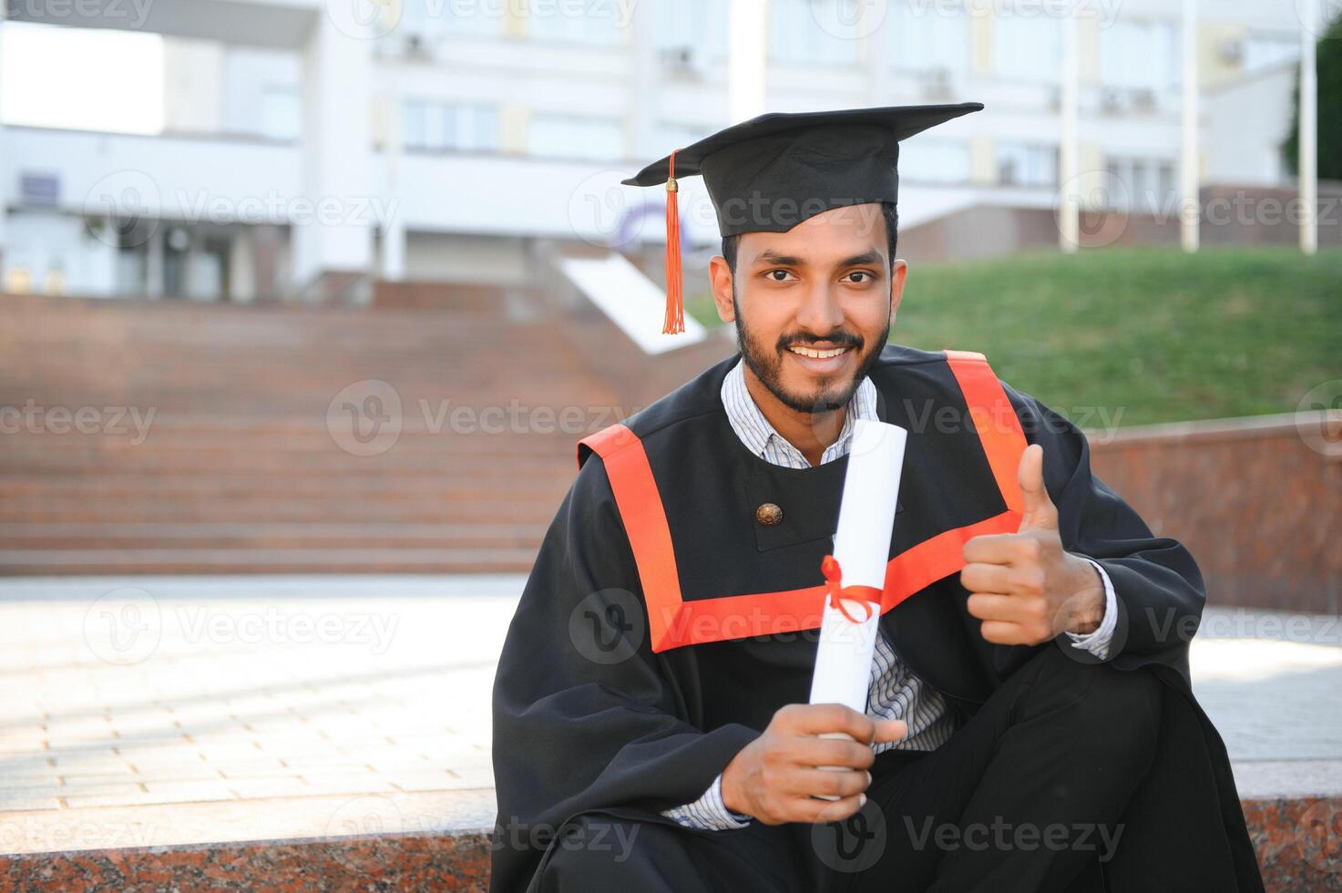 hermoso indio graduado en graduación resplandor con diploma. foto