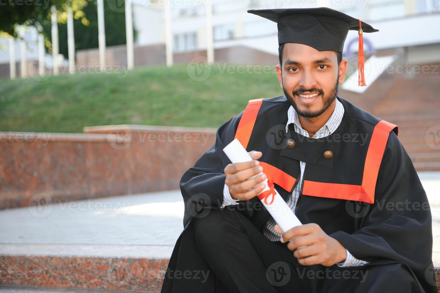 retrato de exitoso indio estudiante en graduación vestido. foto