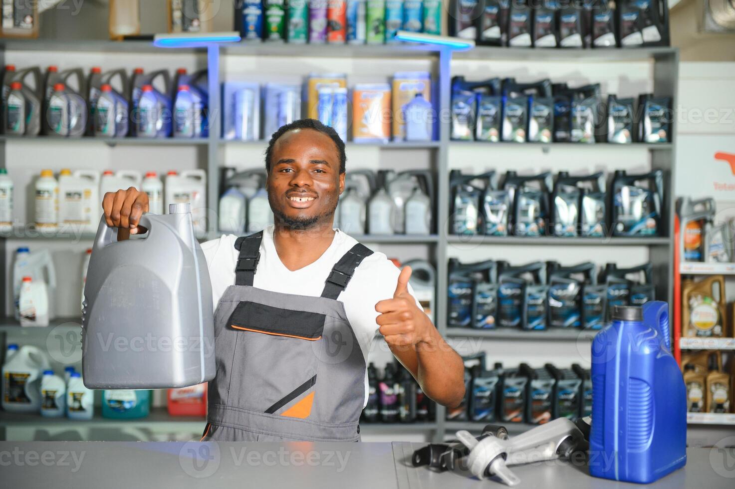 retrato de un hermoso africano vendedor en un auto partes almacenar. el concepto de coche reparar foto