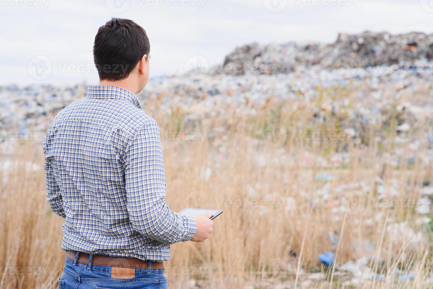 naturaleza conservación concepto. un hombre estudios el contaminación de naturaleza. acuerdo el ambiente limpio. ecológico problemas. reciclaje foto